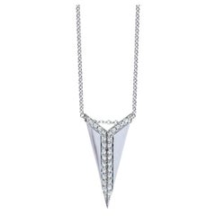 Pendentif en or blanc 18 carats avec diamant en forme de V de la collection Georgios