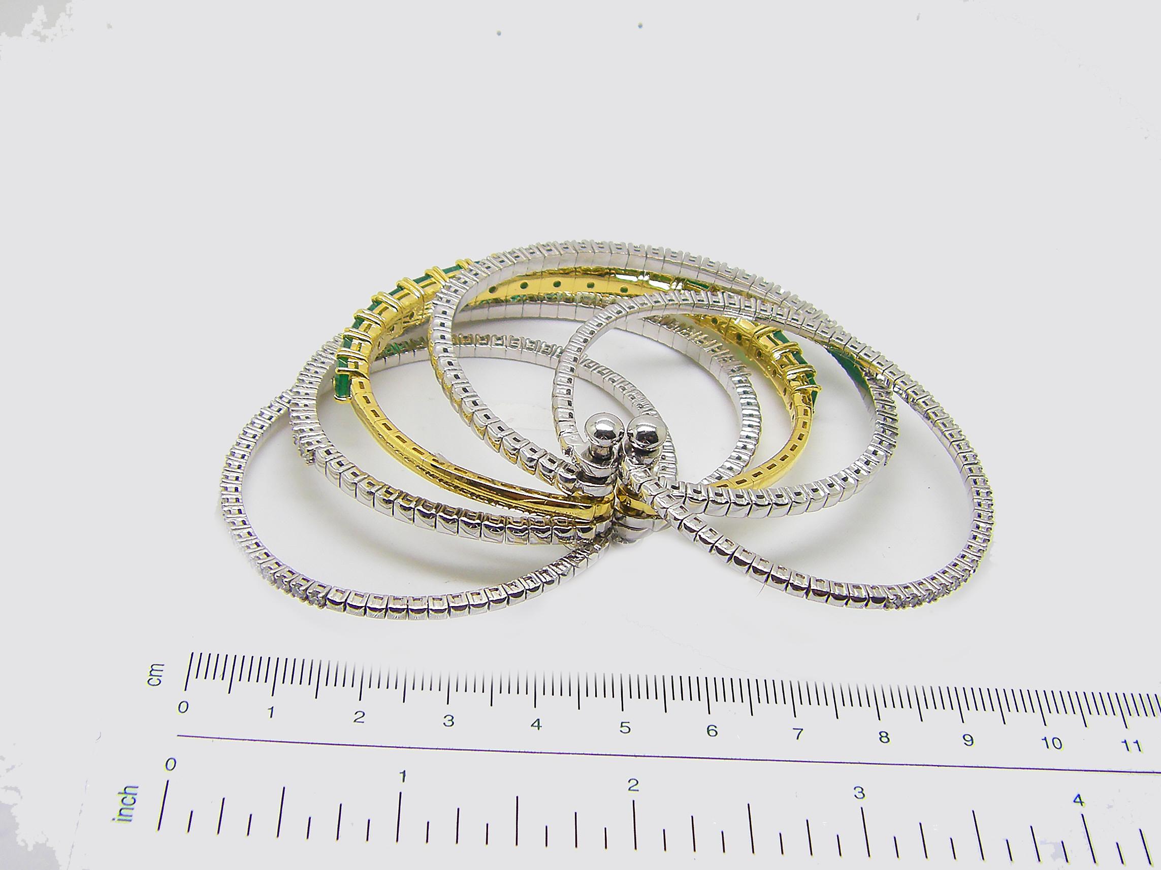Bracelet manchette collection Georgios en or blanc et jaune 18 carats avec émeraudes et diamants Pour femmes en vente