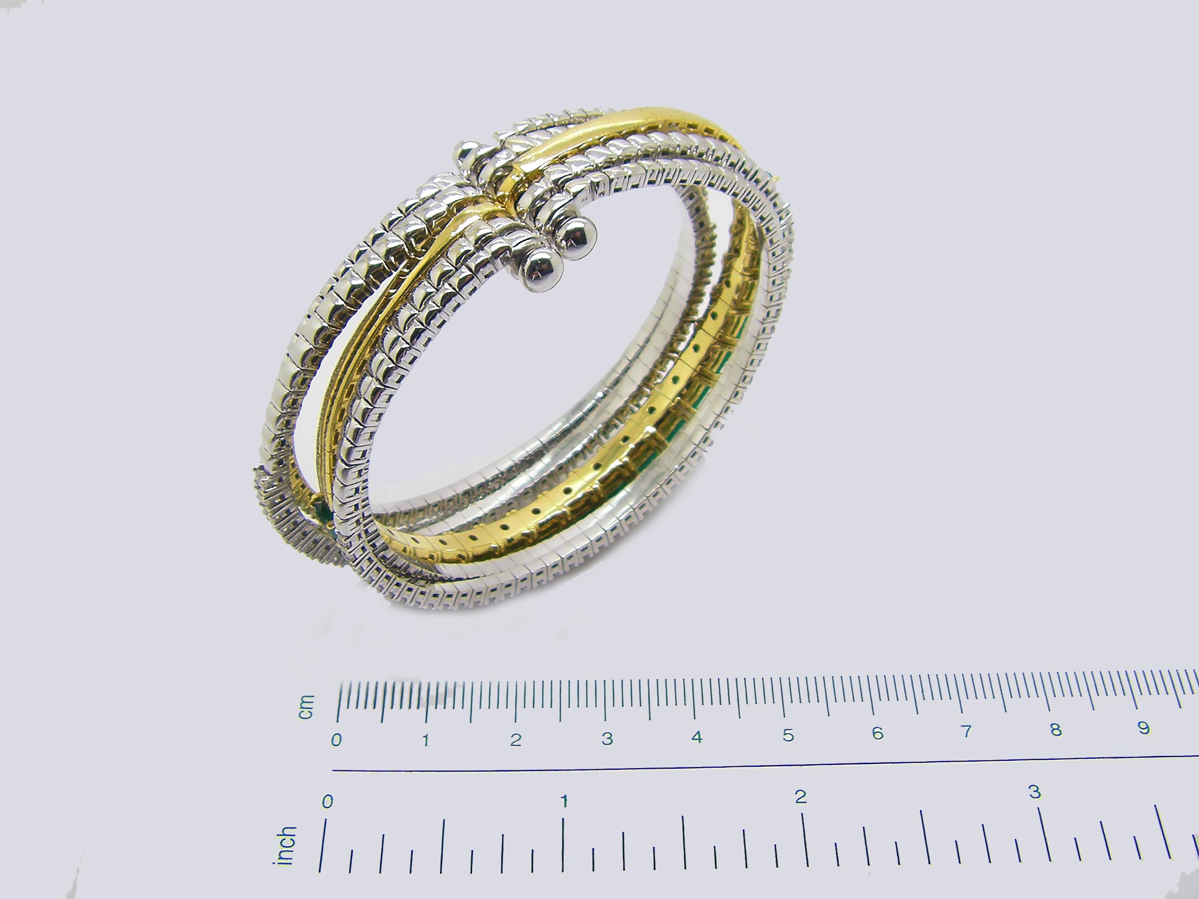 Bracelet manchette collection Georgios en or blanc et jaune 18 carats avec émeraudes et diamants en vente 1