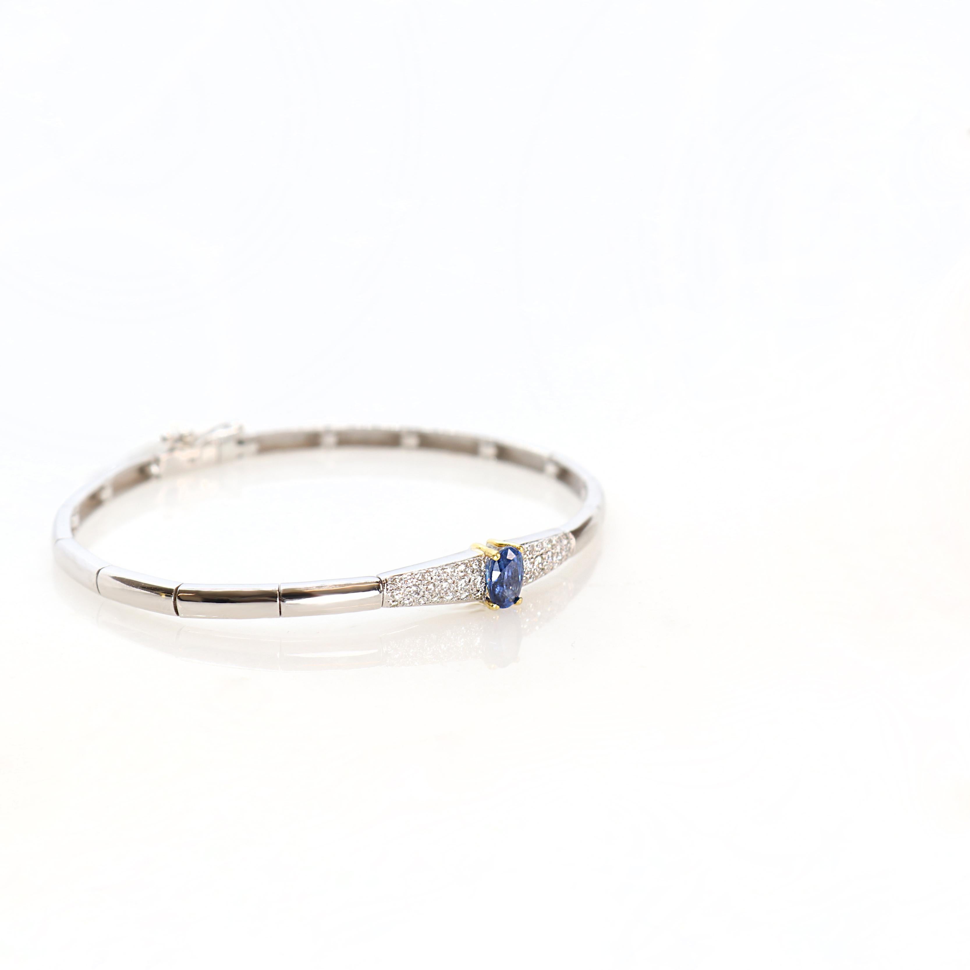 Georgios Collections präsentiert ein raffiniertes Saphirarmband aus 18 Karat Weiß- und Gelbgold mit Diamanten, das in sorgfältiger Handarbeit in unserer Familienwerkstatt in Athen, Griechenland, hergestellt wird. Dieser elegante Armreif besticht