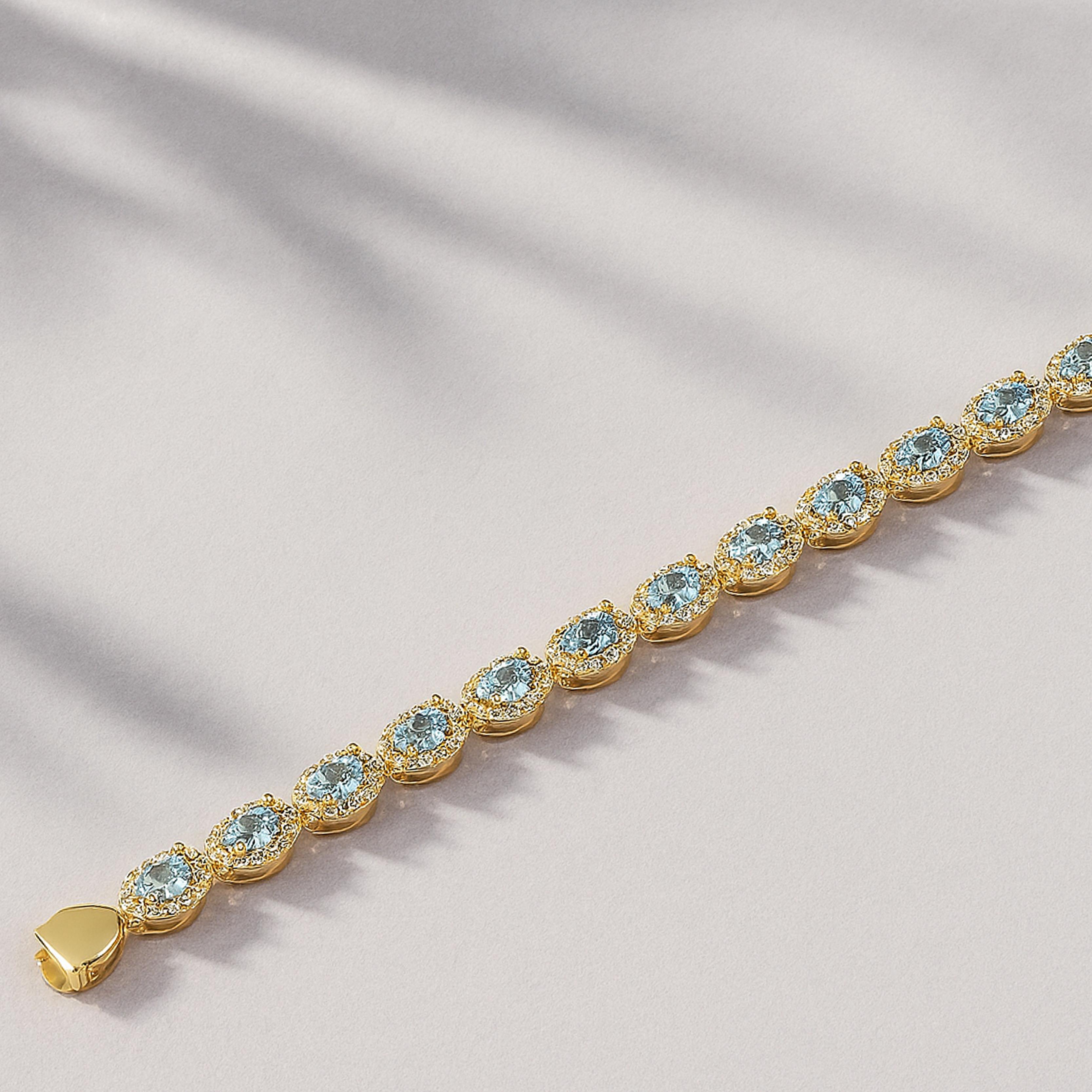 Georgios Collections presenta una impresionante pulsera de tenis de oro amarillo de 18 quilates con aguamarina y diamantes, meticulosamente elaborada a mano en nuestro taller de Atenas, Grecia.
Esta deslumbrante pieza exhibe una hilera de