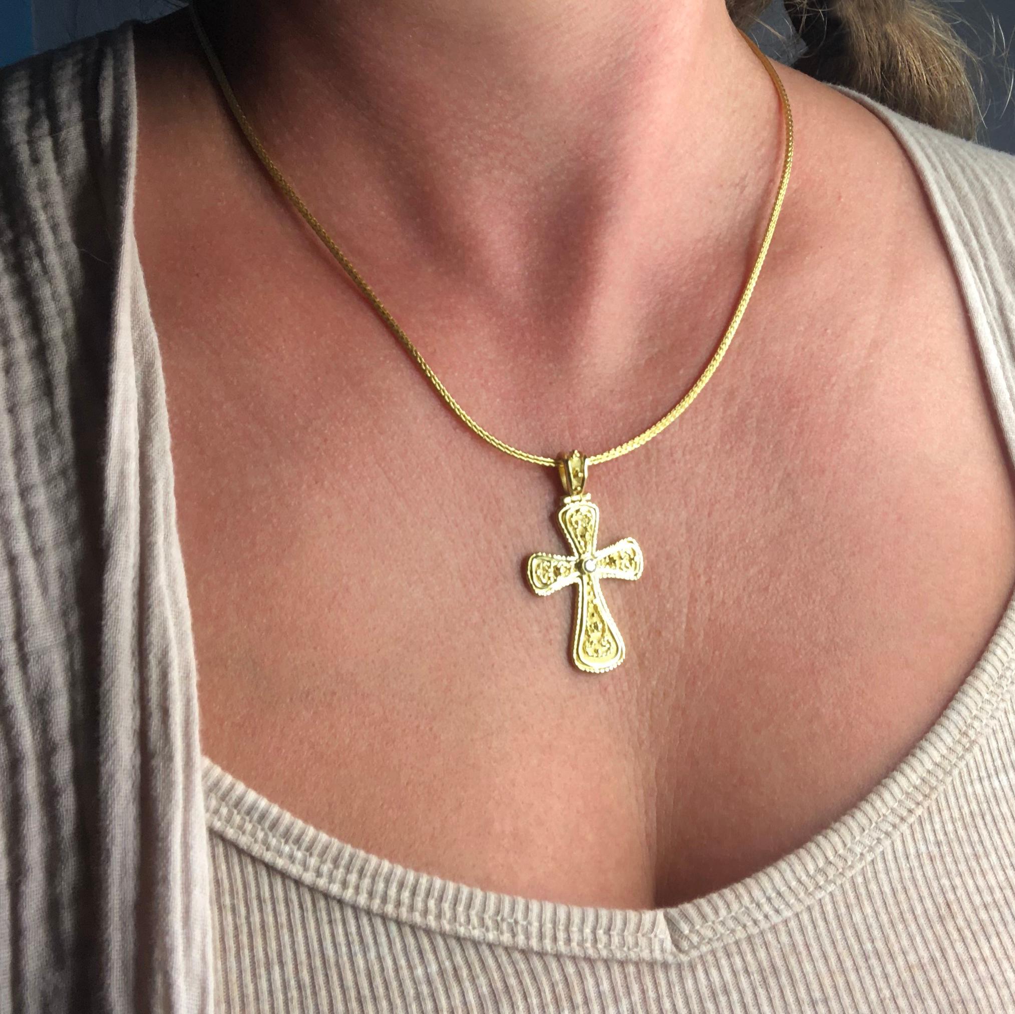 Taille ronde Croix complexe de style byzantin en or jaune 18 carats et diamants de la collection Georgios en vente