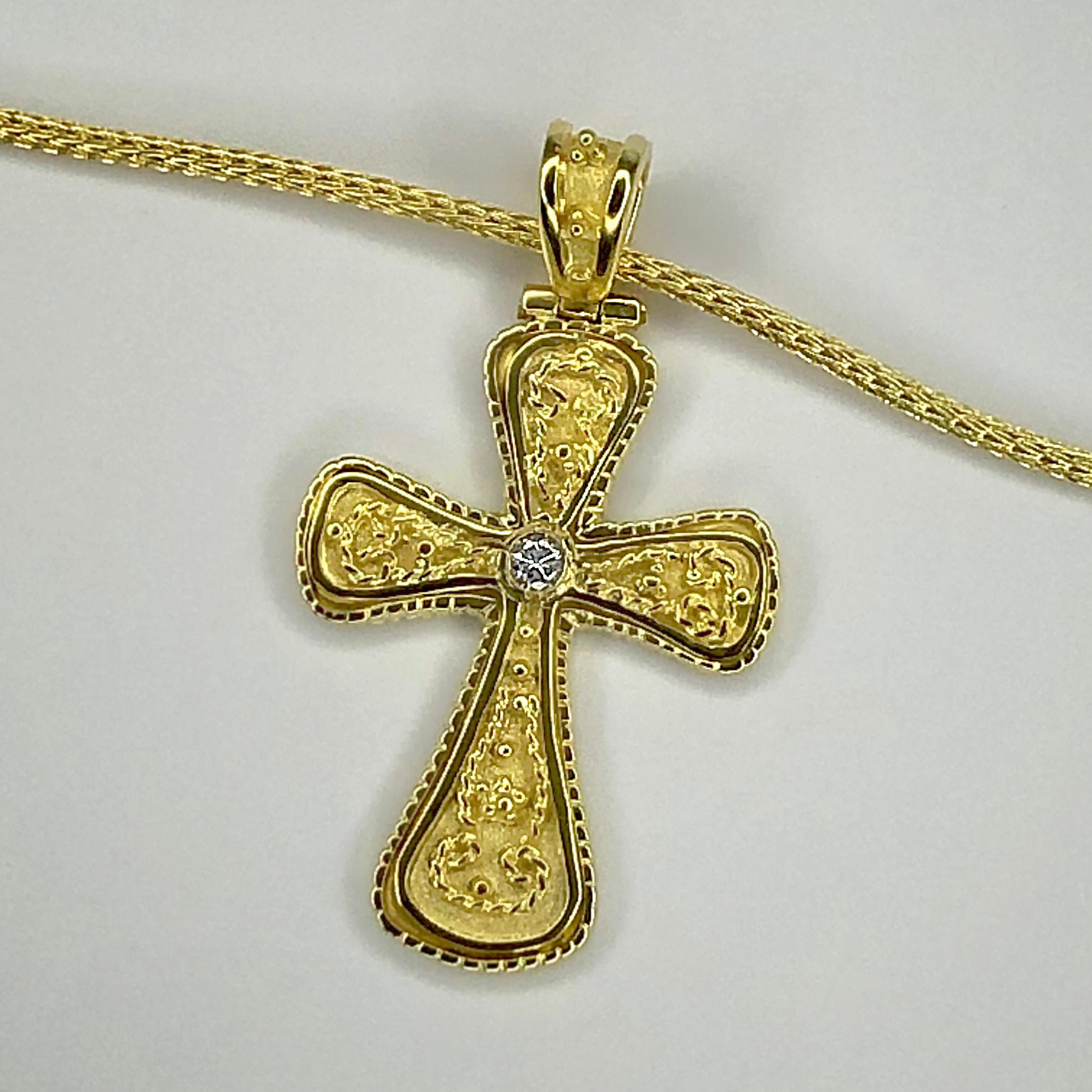 Croix complexe de style byzantin en or jaune 18 carats et diamants de la collection Georgios en vente 2