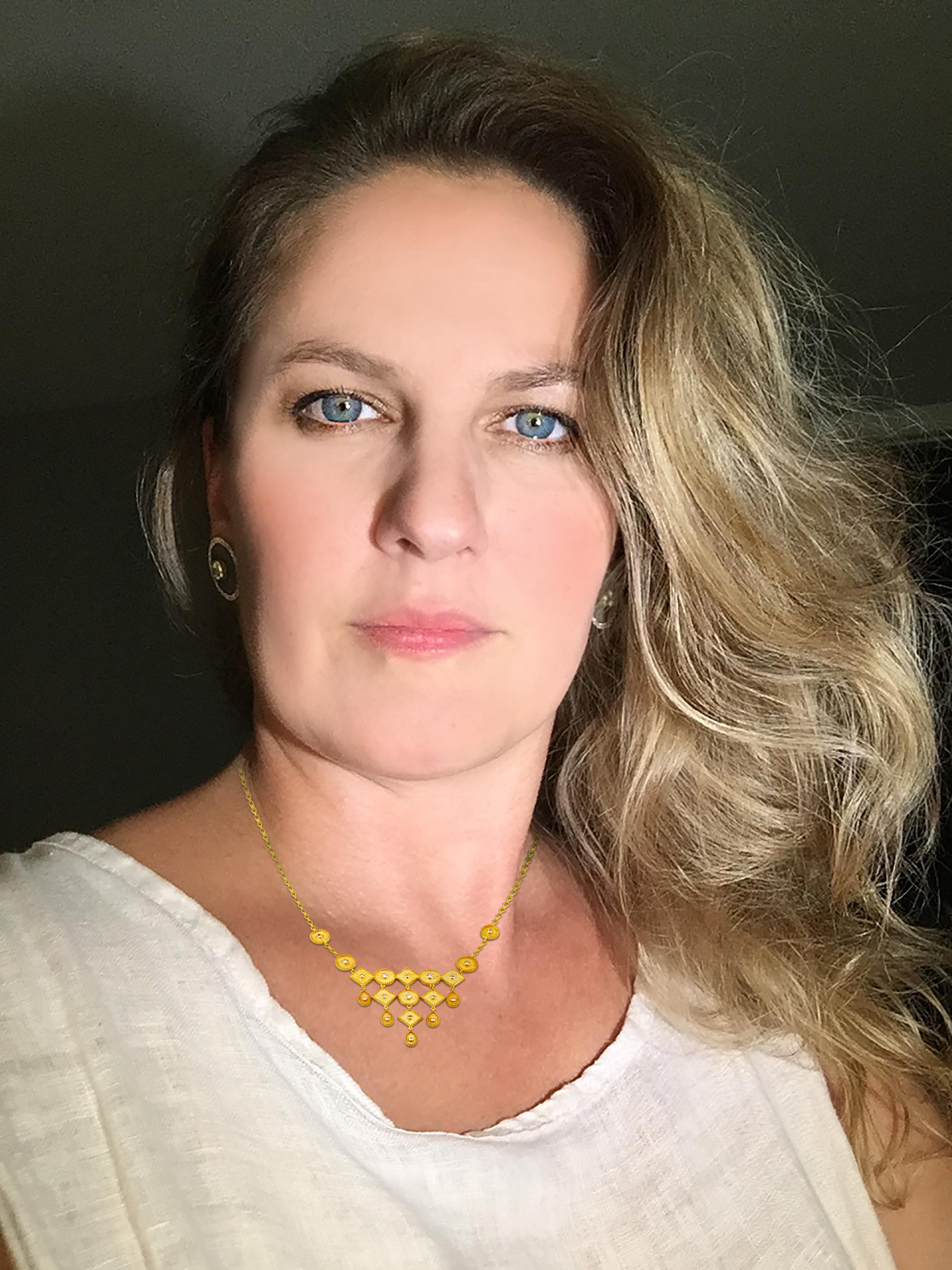 Byzantin Collier à pendentif en or jaune 18 carats avec diamants de la collection Georgios en vente