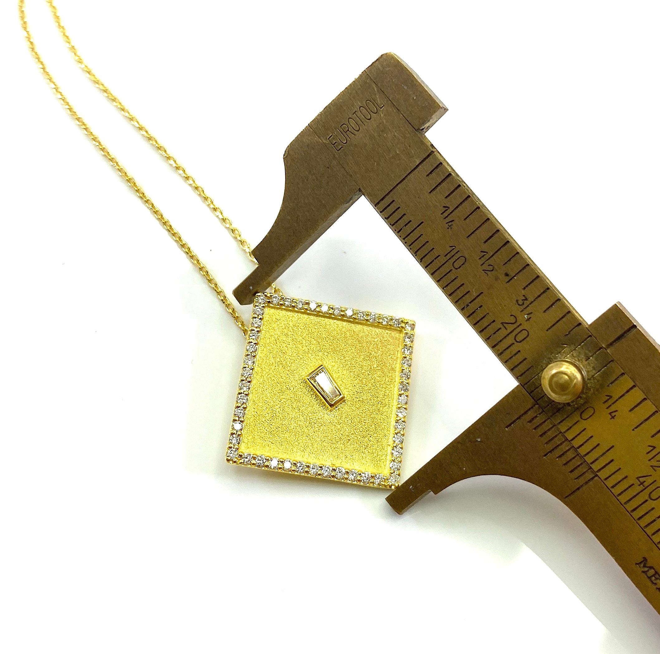 Pendentif carré en or jaune 18 carats avec chaîne et diamants de la collection Georgios en vente 4