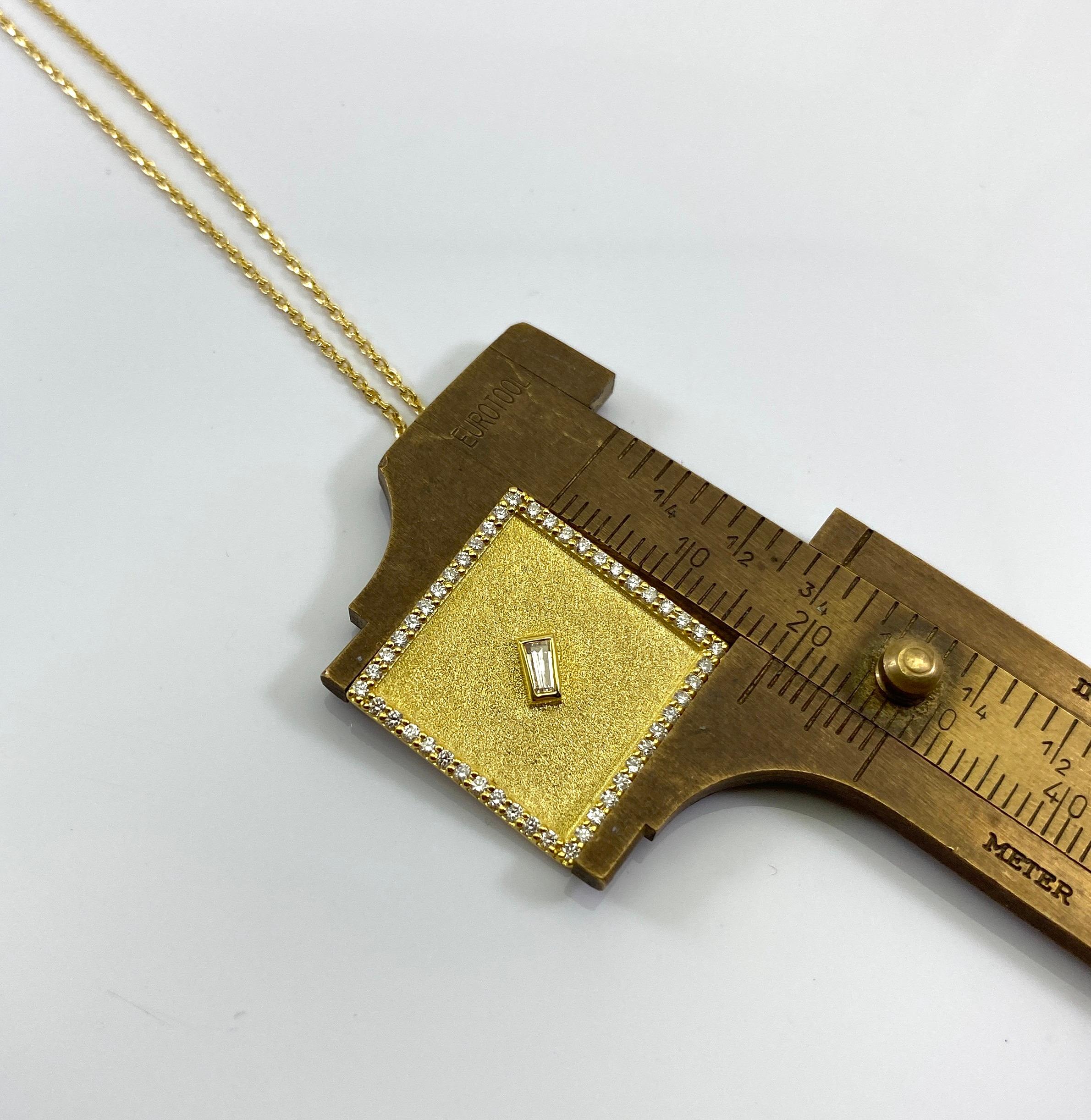 Pendentif carré en or jaune 18 carats avec chaîne et diamants de la collection Georgios en vente 5