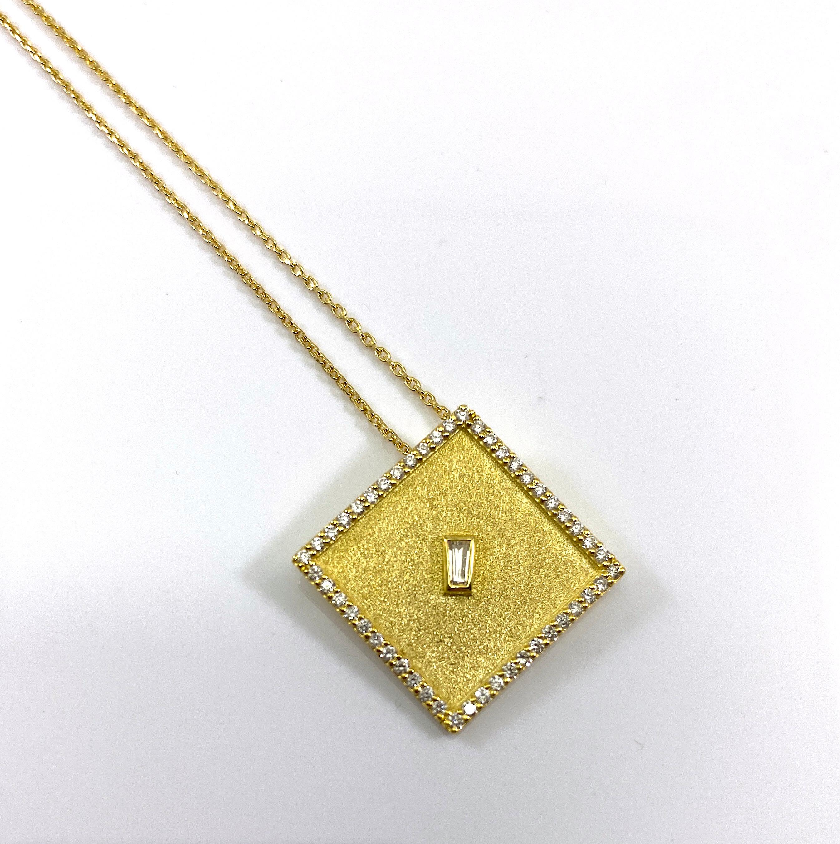 Pendentif carré en or jaune 18 carats avec chaîne et diamants de la collection Georgios en vente 6