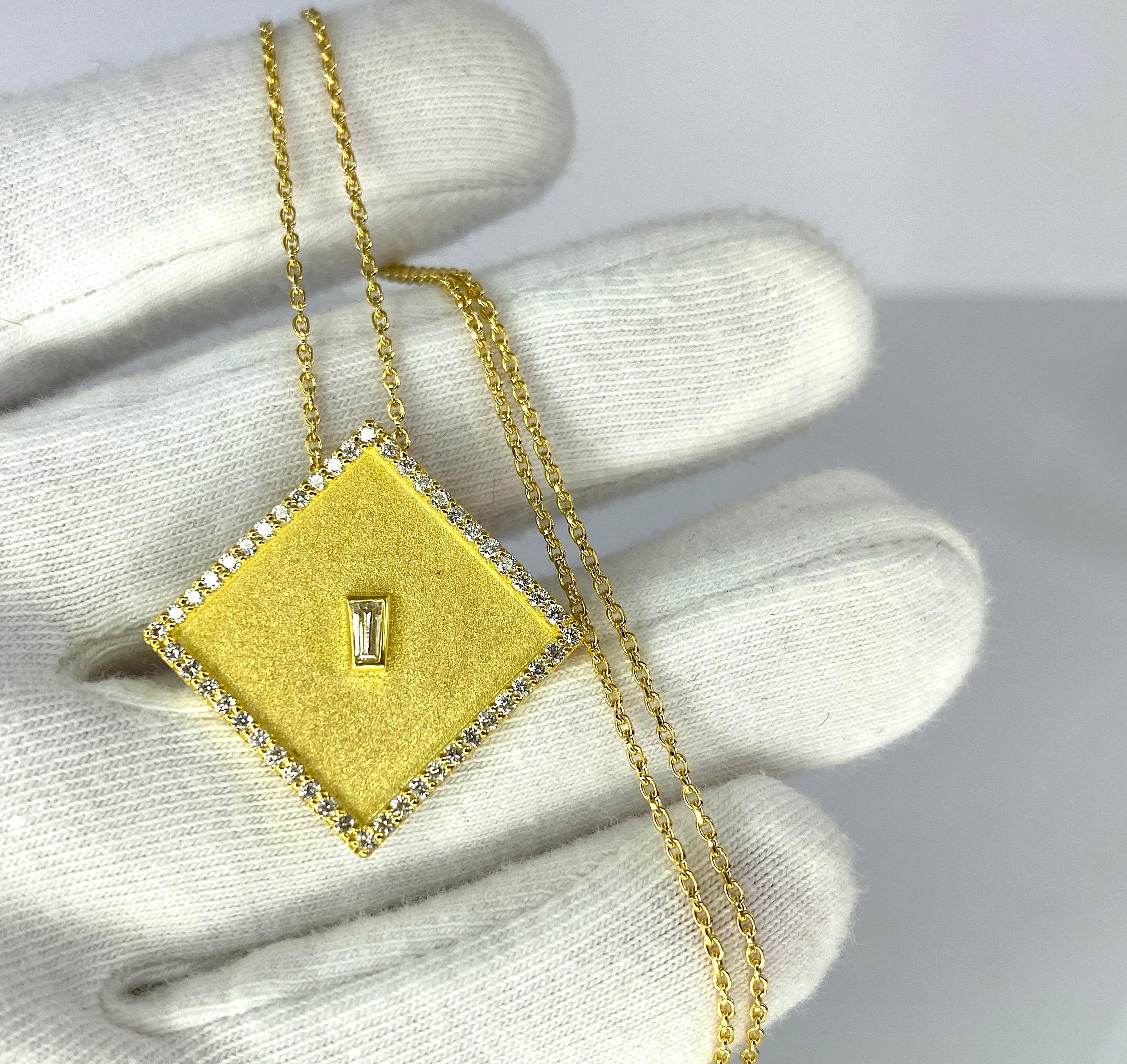 Pendentif carré en or jaune 18 carats avec chaîne et diamants de la collection Georgios Unisexe en vente
