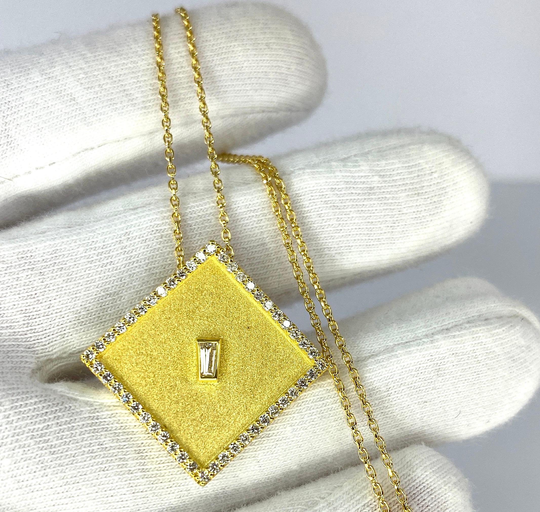Pendentif carré en or jaune 18 carats avec chaîne et diamants de la collection Georgios en vente 1