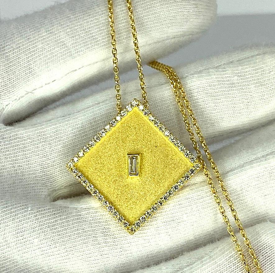 Pendentif carré en or jaune 18 carats avec chaîne et diamants de la collection Georgios en vente 2
