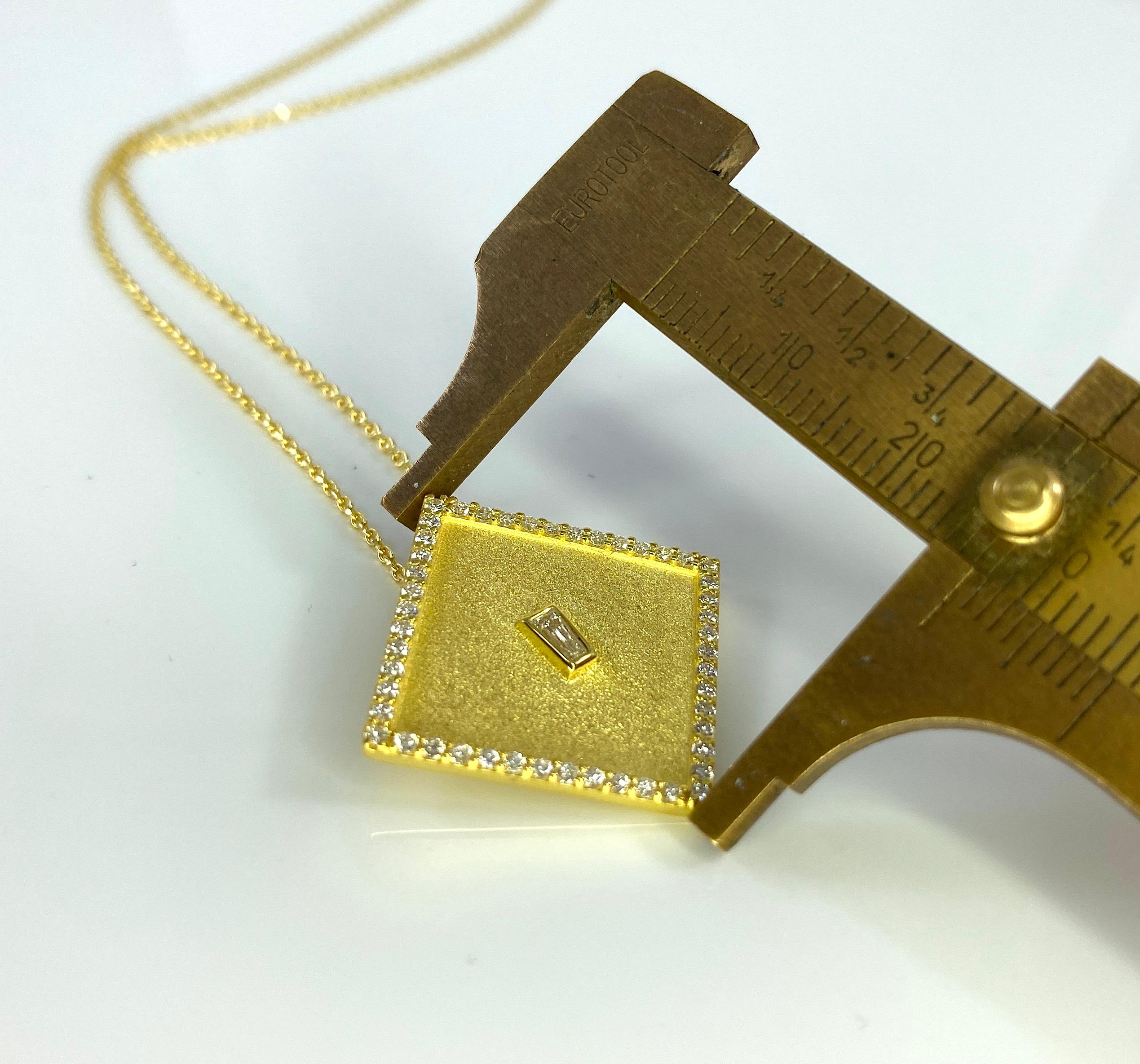 Pendentif carré en or jaune 18 carats avec chaîne et diamants de la collection Georgios en vente 3