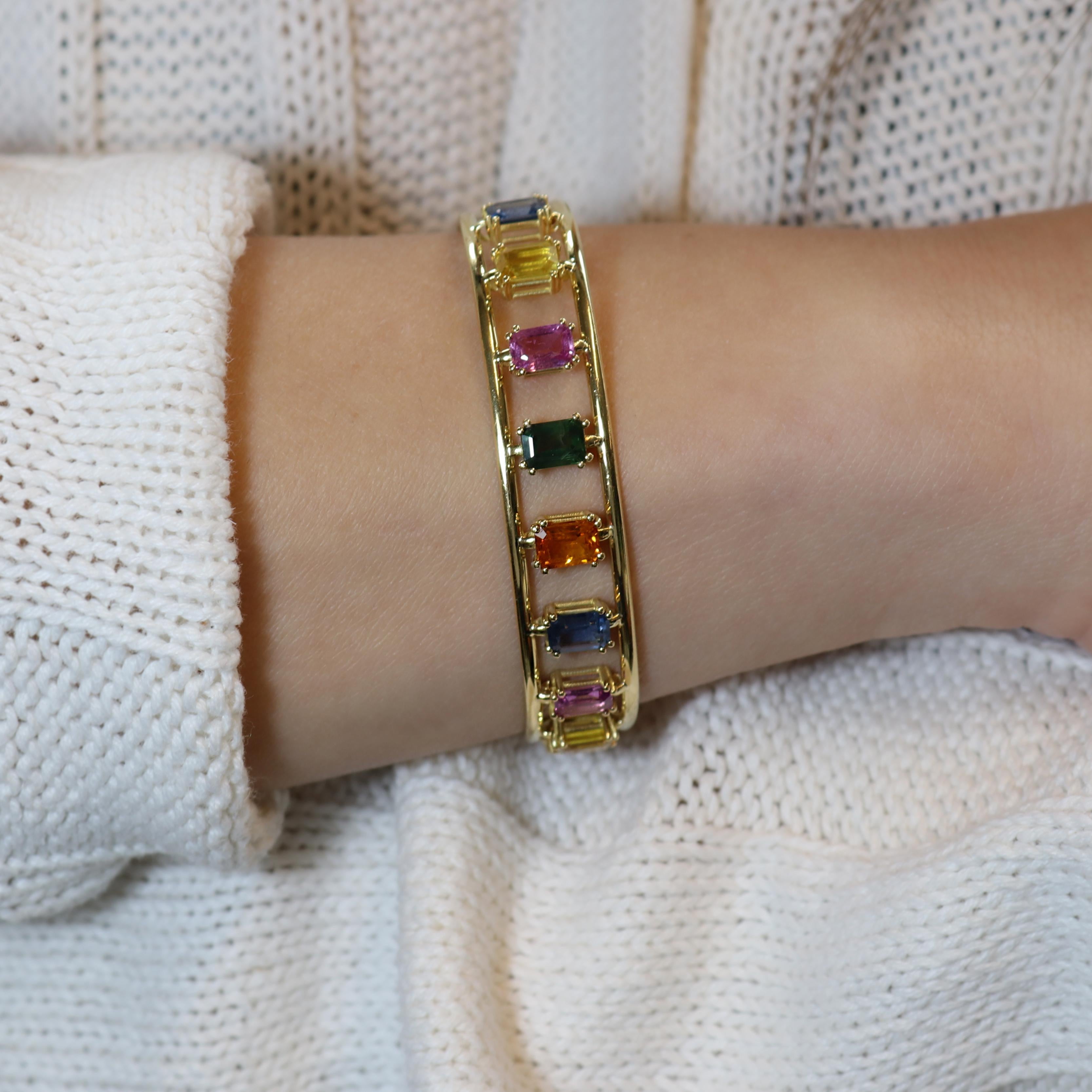 Bracelet manchette collection Georgios en or jaune 18 carats avec plusieurs saphirs en vente 4