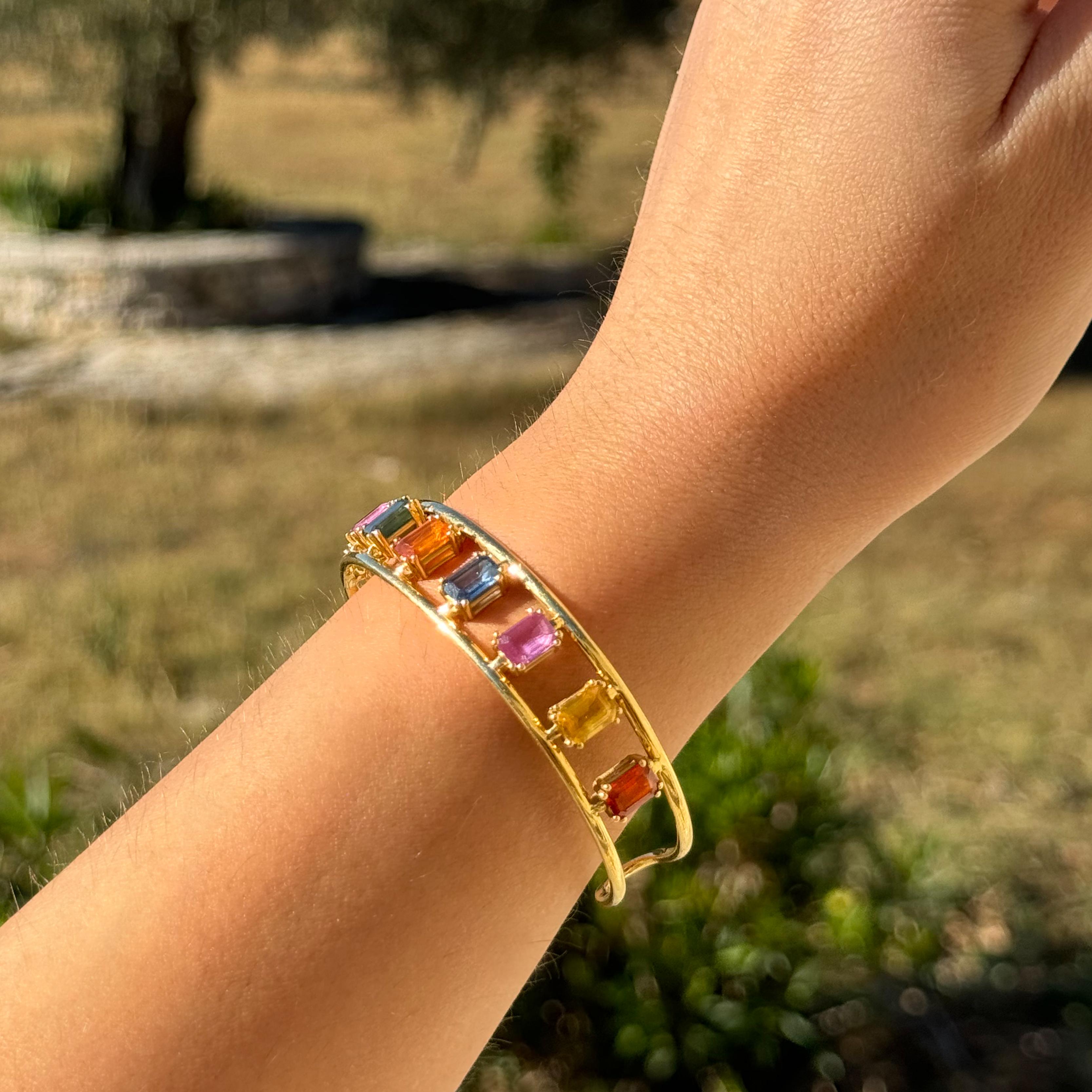 Bracelet manchette collection Georgios en or jaune 18 carats avec plusieurs saphirs en vente 6