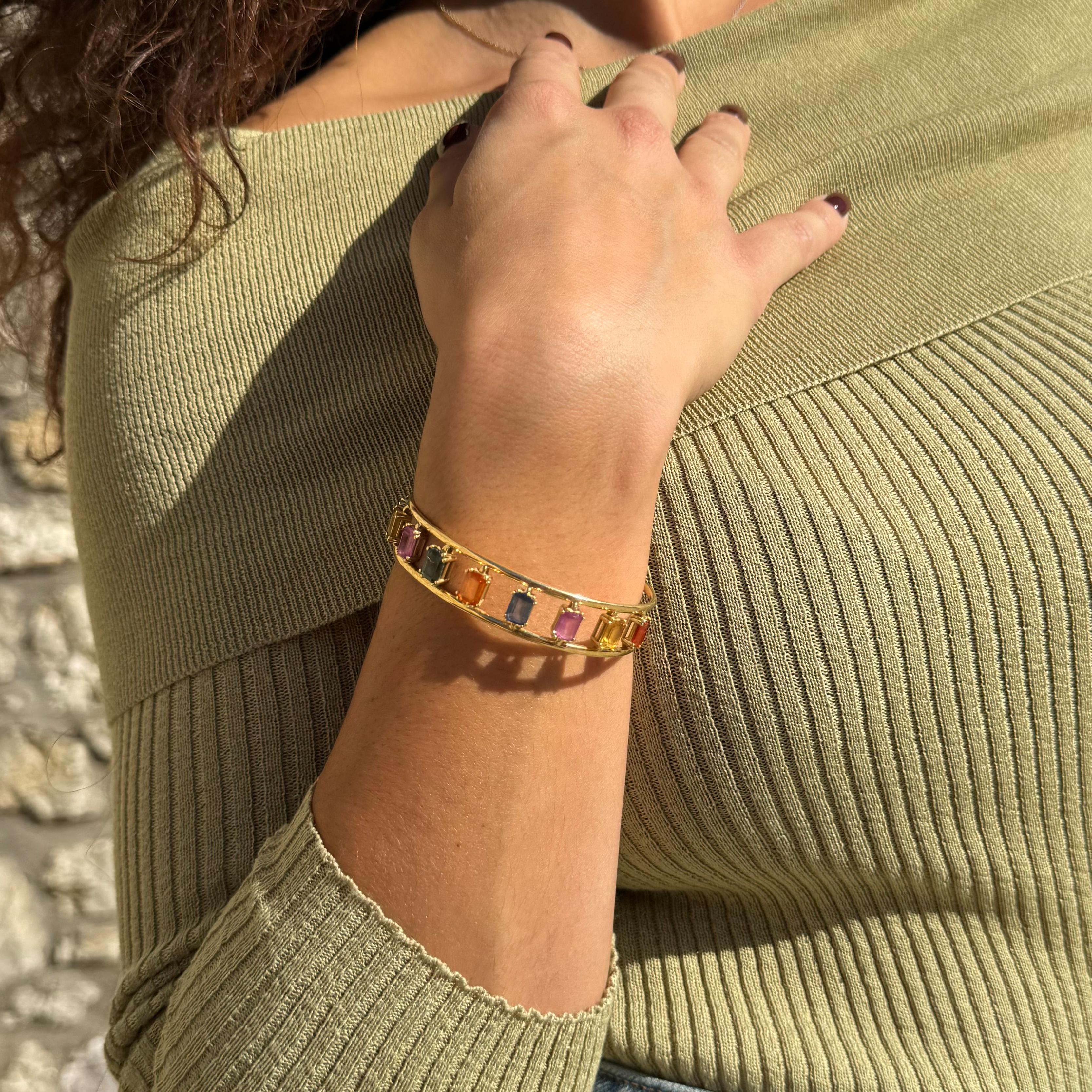 Bracelet manchette collection Georgios en or jaune 18 carats avec plusieurs saphirs en vente 7