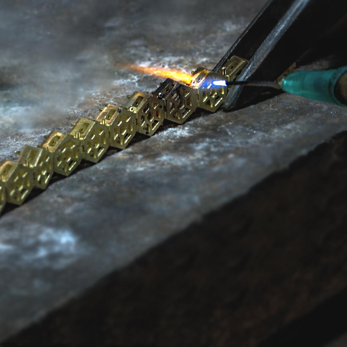 Bracelet manchette collection Georgios en or jaune 18 carats avec plusieurs saphirs en vente 14
