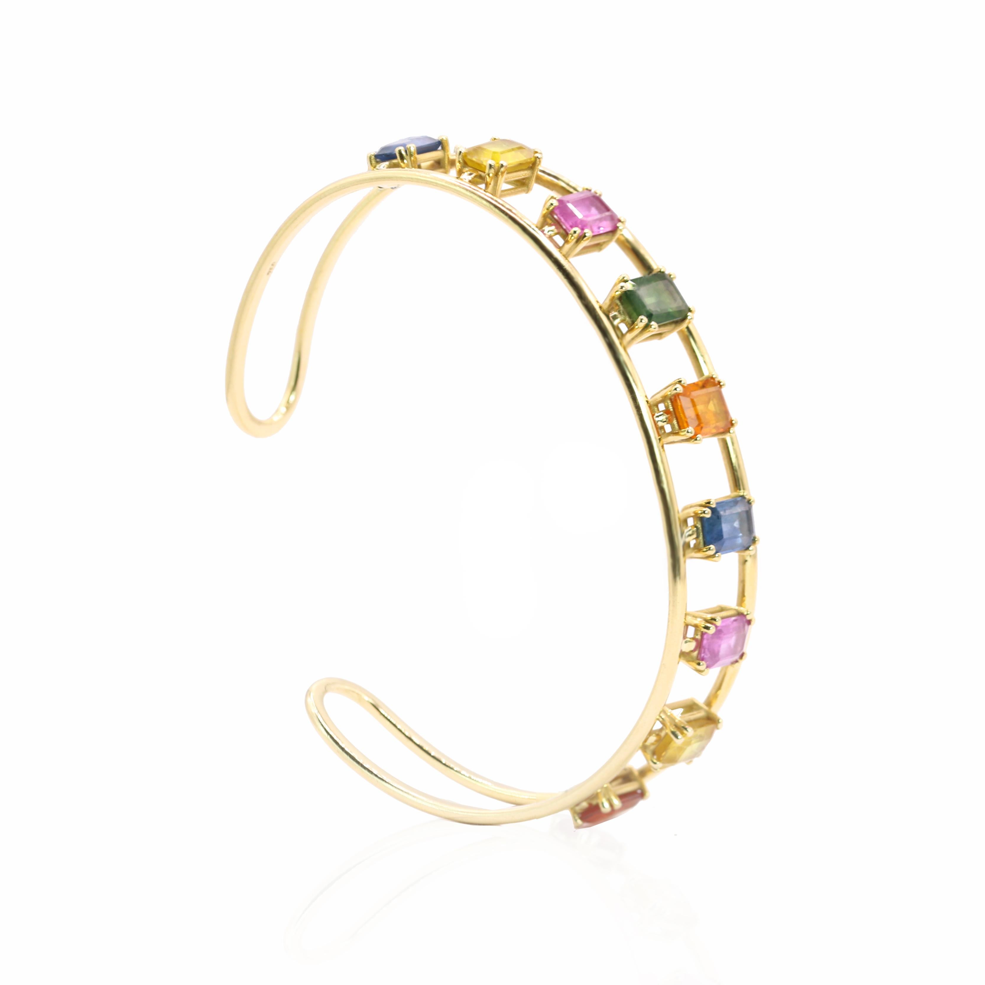 Taille émeraude Bracelet manchette collection Georgios en or jaune 18 carats avec plusieurs saphirs en vente