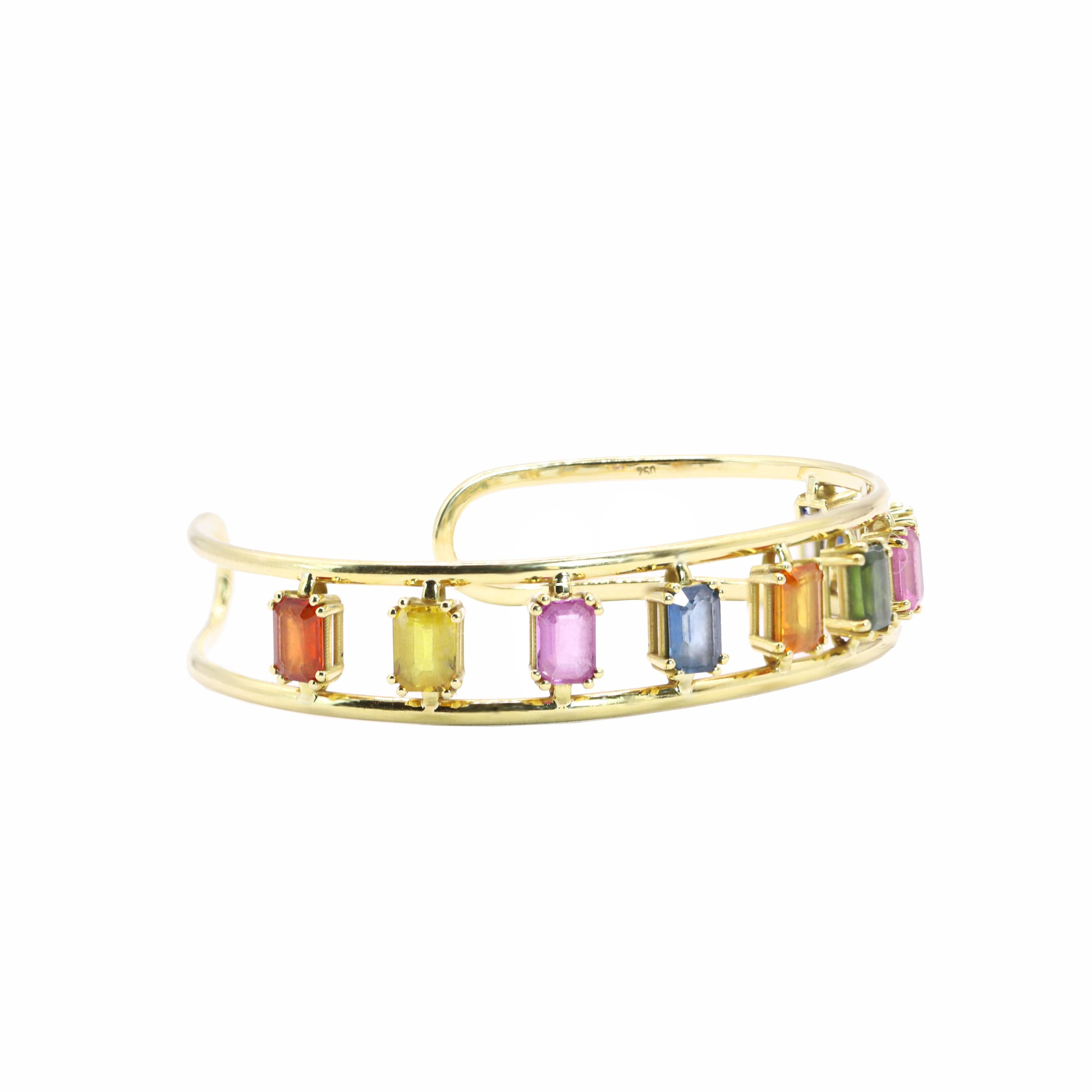 Bracelet manchette collection Georgios en or jaune 18 carats avec plusieurs saphirs Neuf - En vente à Astoria, NY