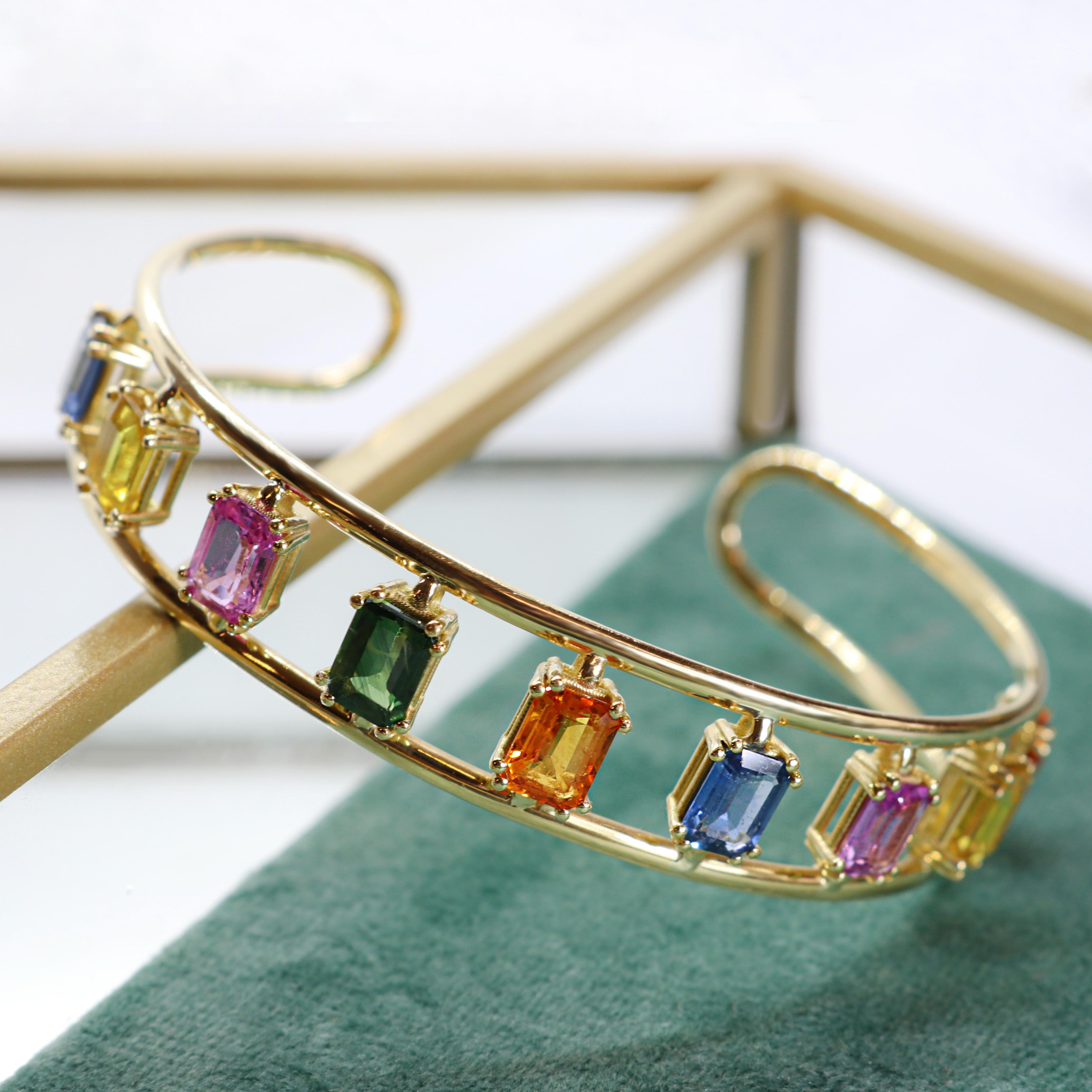 Bracelet manchette collection Georgios en or jaune 18 carats avec plusieurs saphirs en vente 1