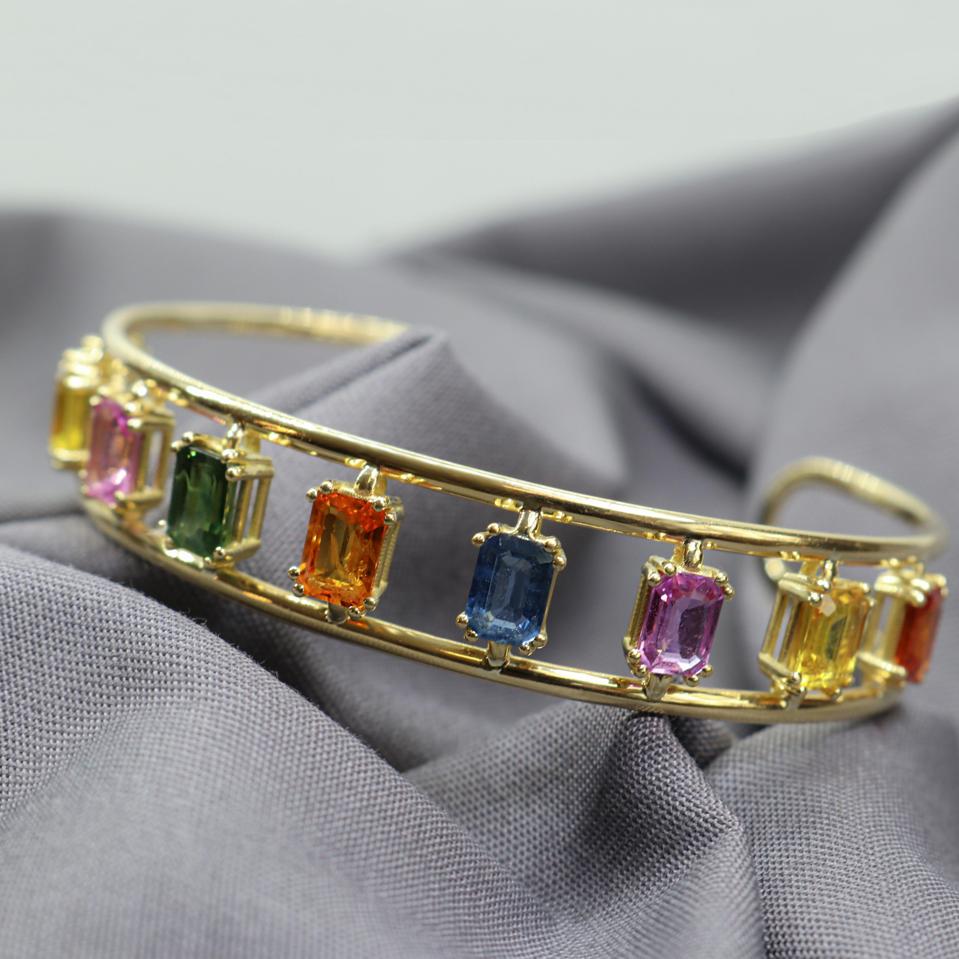 Bracelet manchette collection Georgios en or jaune 18 carats avec plusieurs saphirs en vente 2