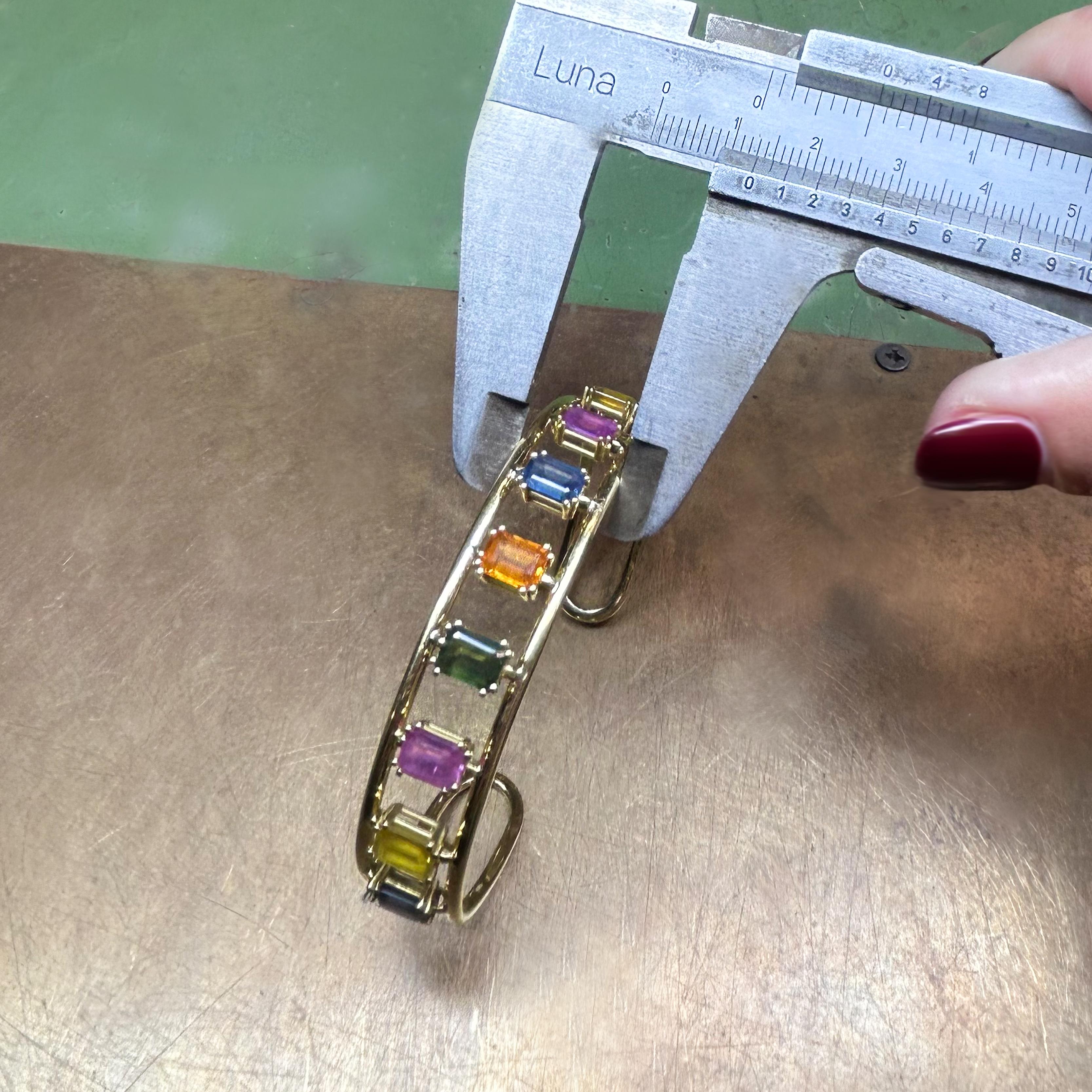 Bracelet manchette collection Georgios en or jaune 18 carats avec plusieurs saphirs en vente 3