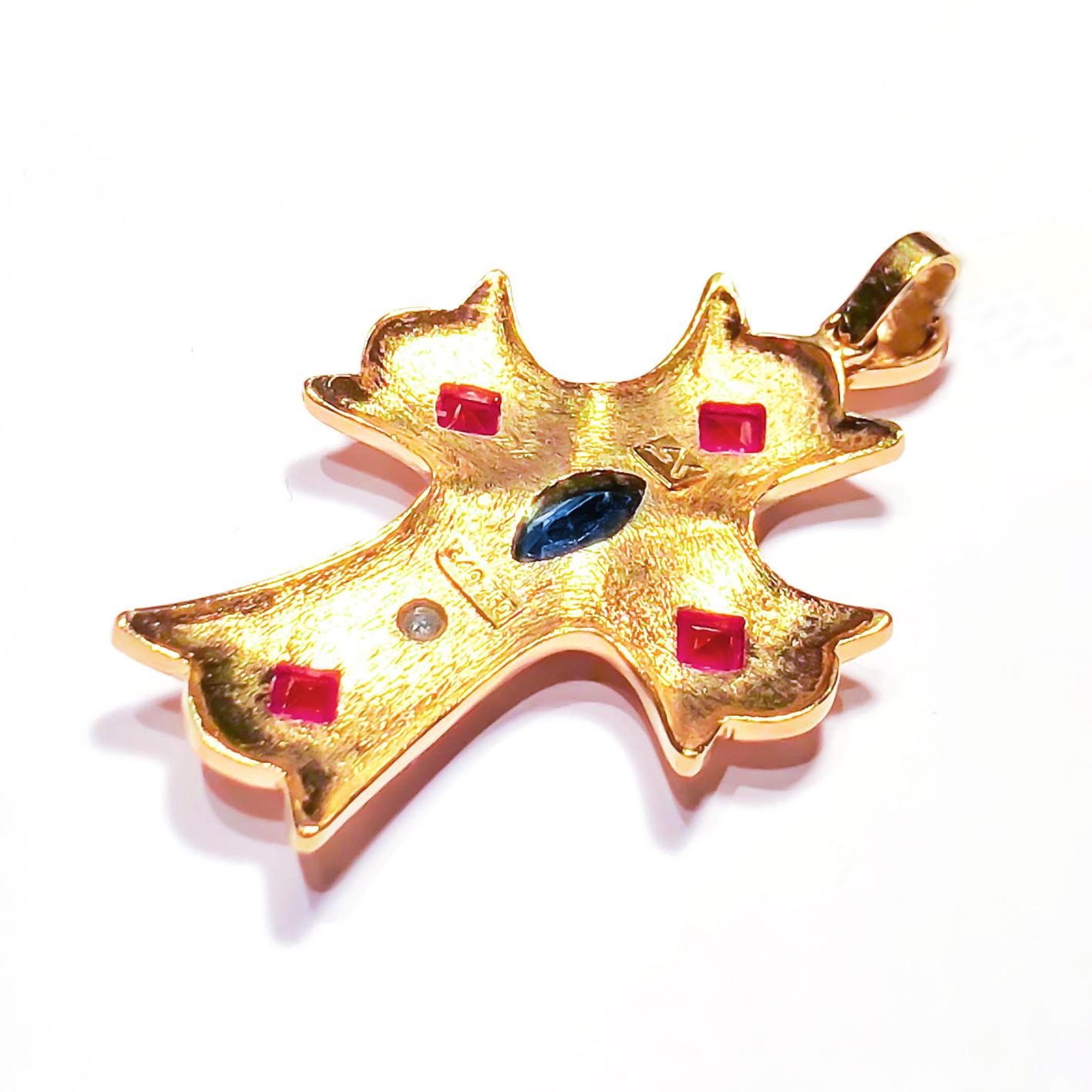 Georgios Kollektionen 18 Karat Gelbgold Diamant-Kreuz mit Saphiren und Rubinen (Byzantinisch)