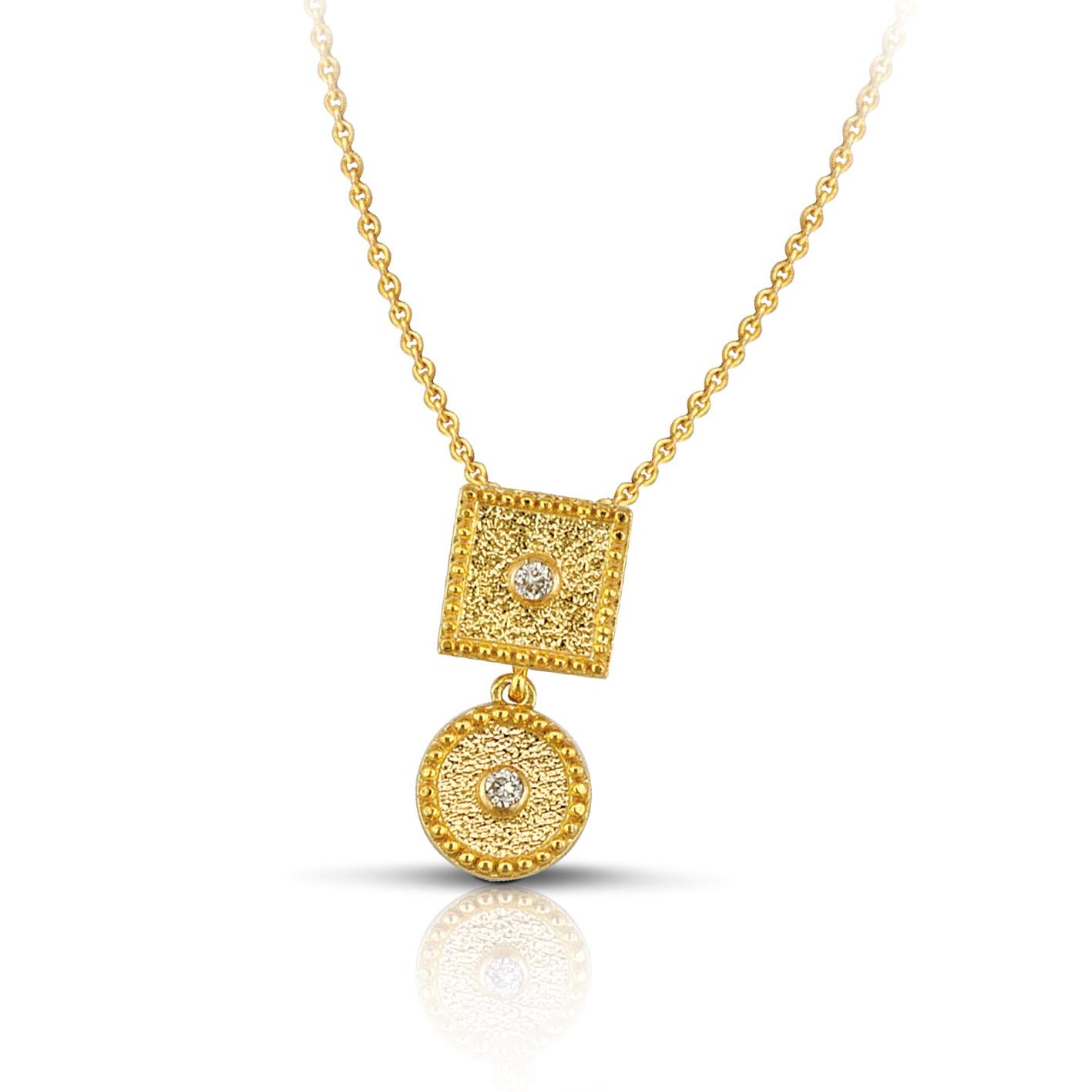 Le pendentif goutte de S.Georgios Design est fabriqué à la main à partir d'or jaune 18 carats massif et est décoré au microscope avec un travail de granulation tout autour. Le fond du pendentif a un aspect velours unique et comporte 2 diamants