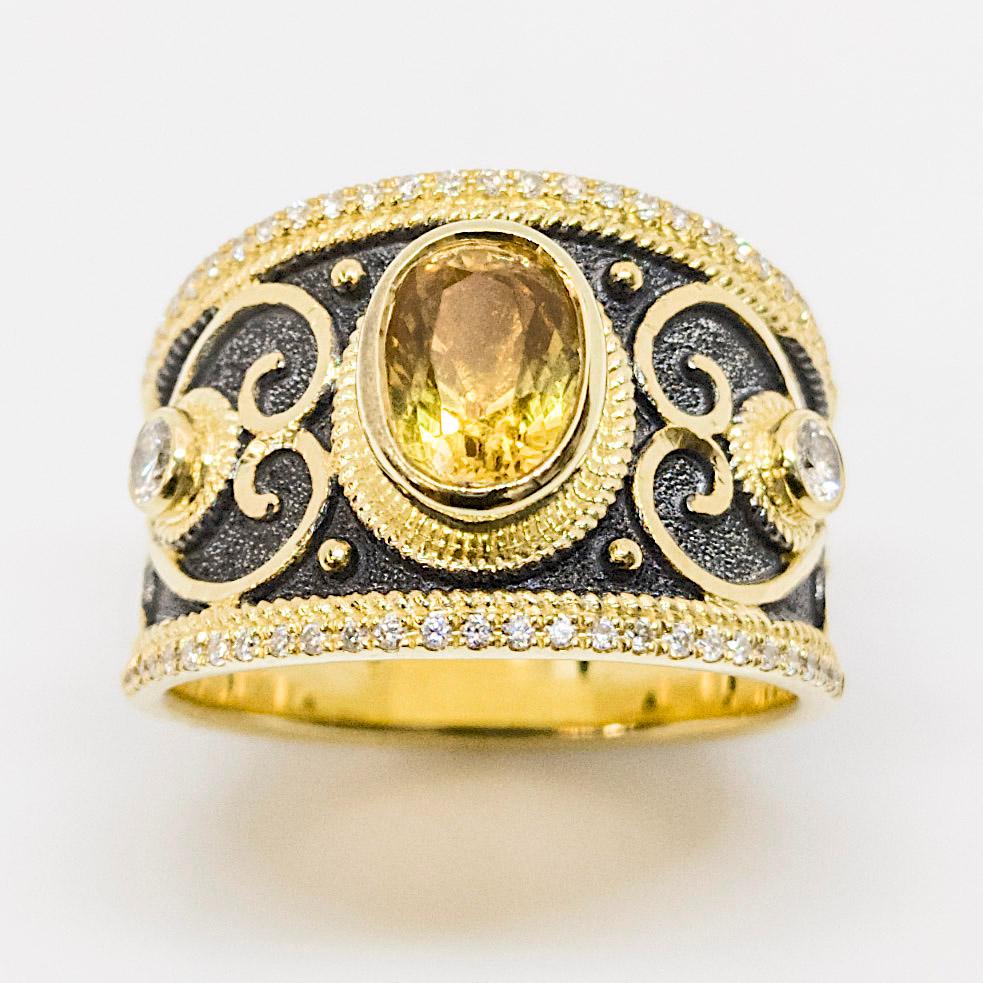 Il s'agit d'une magnifique bague de créateur S.Georgios, entièrement réalisée à la main en or jaune massif 18 carats et décorée au microscope avec des fils et des perles en or. Le fond de velours unique est fini avec du rhodium noir, créant un