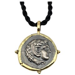Collana con ciondolo a forma di moneta di Ercole in oro e argento 18 carati di Georgios Collections