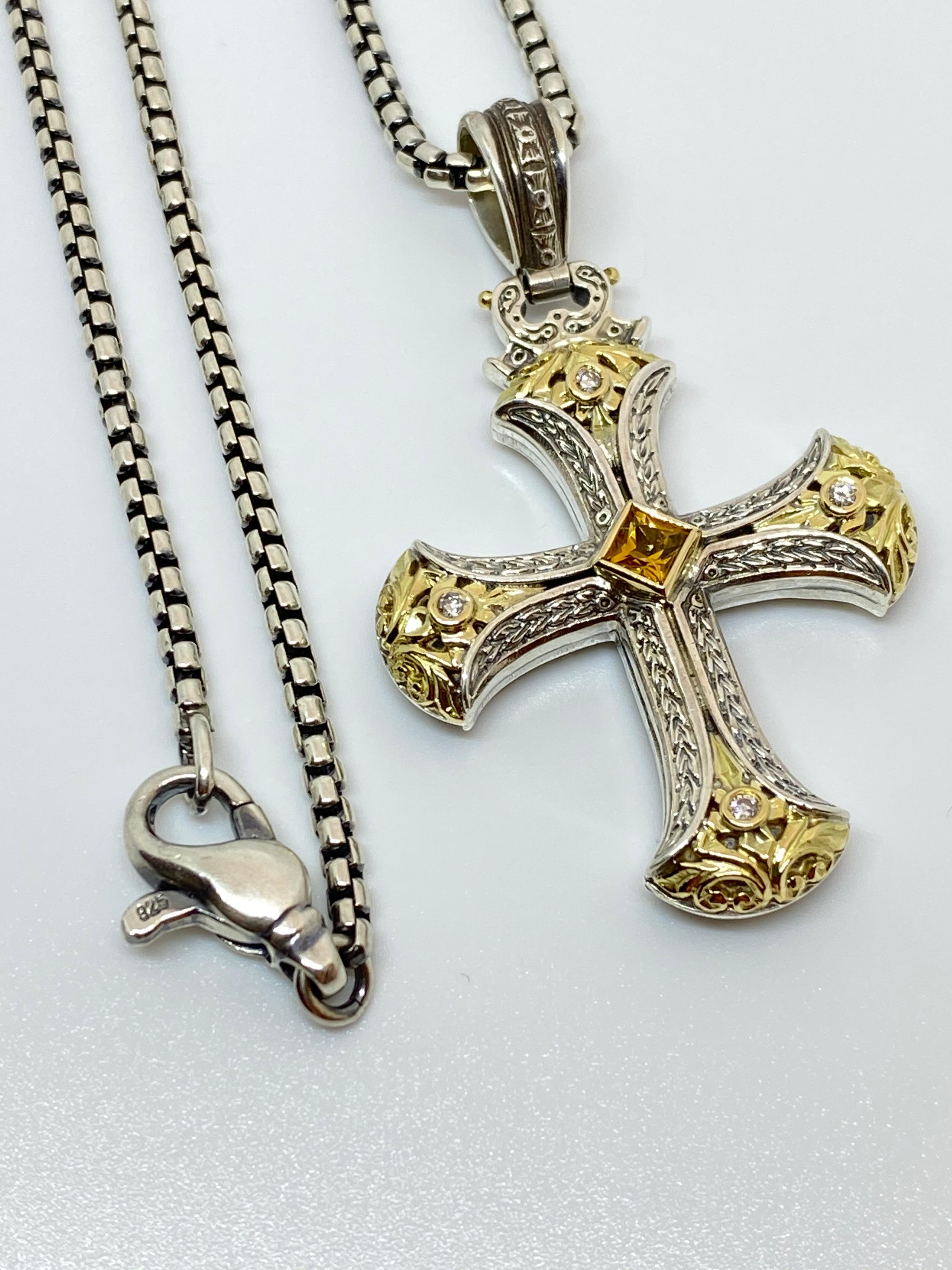 Georgios Kollektionen: 18 Karat Gold und Silber Kreuz-Anhänger mit Diamant und Saphir (Carréschliff) im Angebot