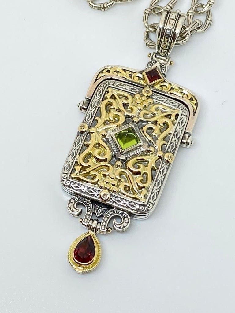 Il ciondolo multicolore in argento e oro 18 carati di S.Georgios è realizzato con pezzi d'oro giallo massiccio 18 carati intarsiati per creare un look unico. Questo splendido ciondolo è caratterizzato da 4 diamanti per un peso totale di 0,12 carati,