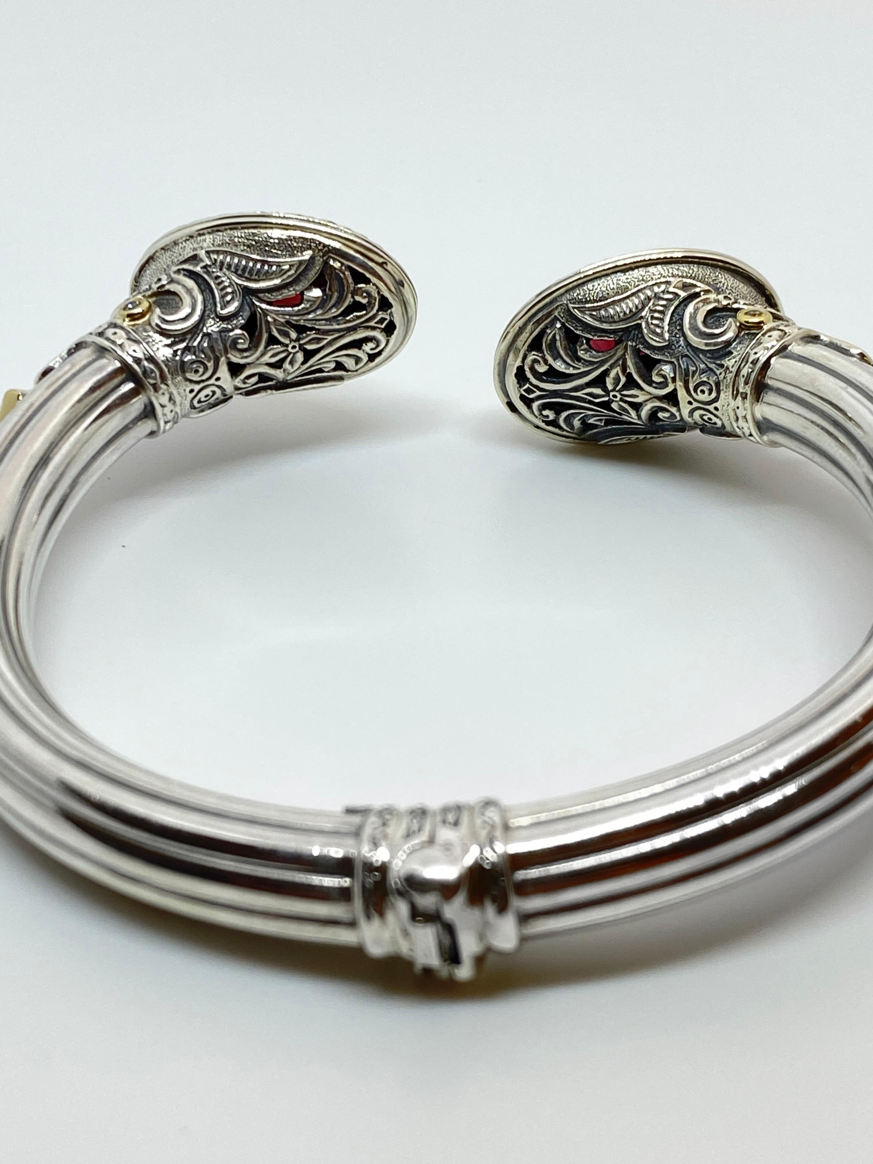 Bracciale in oro e argento 18 carati con granato rosso e zaffiro di Georgios Collections In condizioni Nuovo in vendita a Astoria, NY