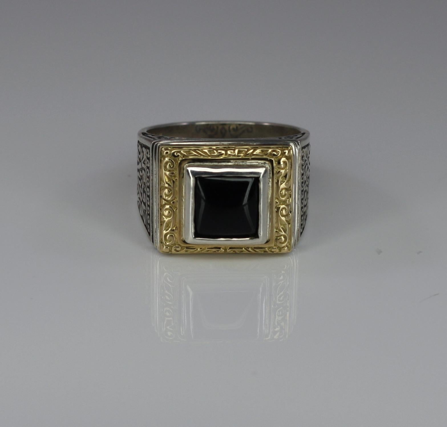 S.Georgios Designer Unisex Ring, handgefertigt aus Sterling Silber und massivem 18 Karat Gelbgold, um einen einzigartigen Look zu kreieren. Der wunderschöne Ring hat einen quadratischen Onyx und ist auch mit Rubelit erhältlich.
Dieses atemberaubende