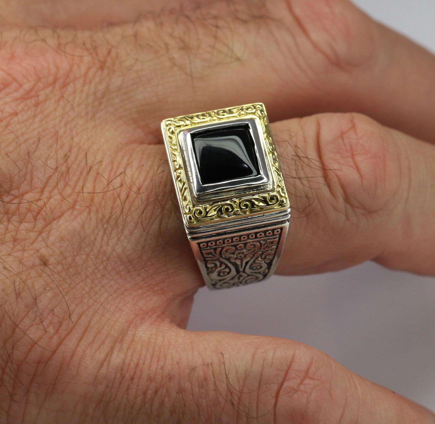 Cabochon Anello bicolore da uomo in oro e argento 18 carati con onice di Georgios Collections in vendita