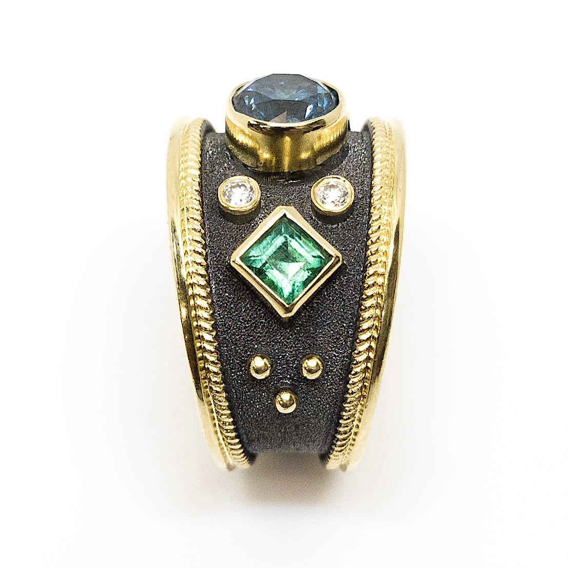 Georgios Kollektionen 18 Karat Gold Blauer Diamant-Smaragd-Rubin-Ring mit Rhodium für Damen oder Herren im Angebot