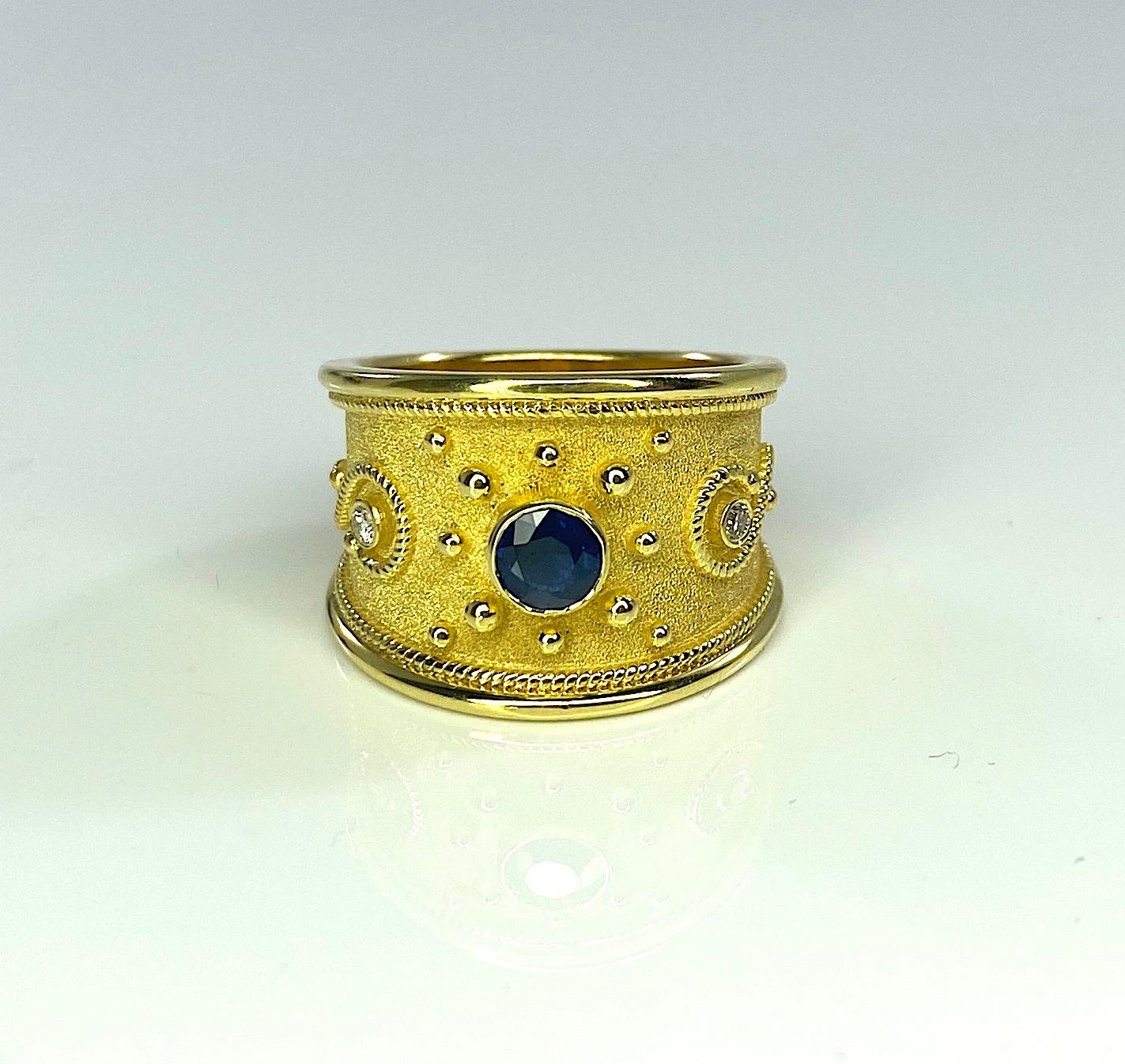 Sie bewundern den S.Georgios Designerring, handgefertigt aus massivem 18 Karat Gelbgold. Der Ring ist mikroskopisch genau mit einzeln hinzugefügten Perlen und gedrehten Drähten aus 18 Karat Gelbgold verziert. Der byzantinische Look wird durch den