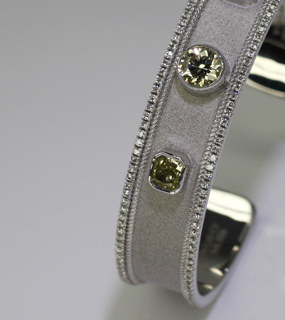 Georgios Collections Bracelet en or blanc 18 carats avec diamants jaunes et blancs en vente 4