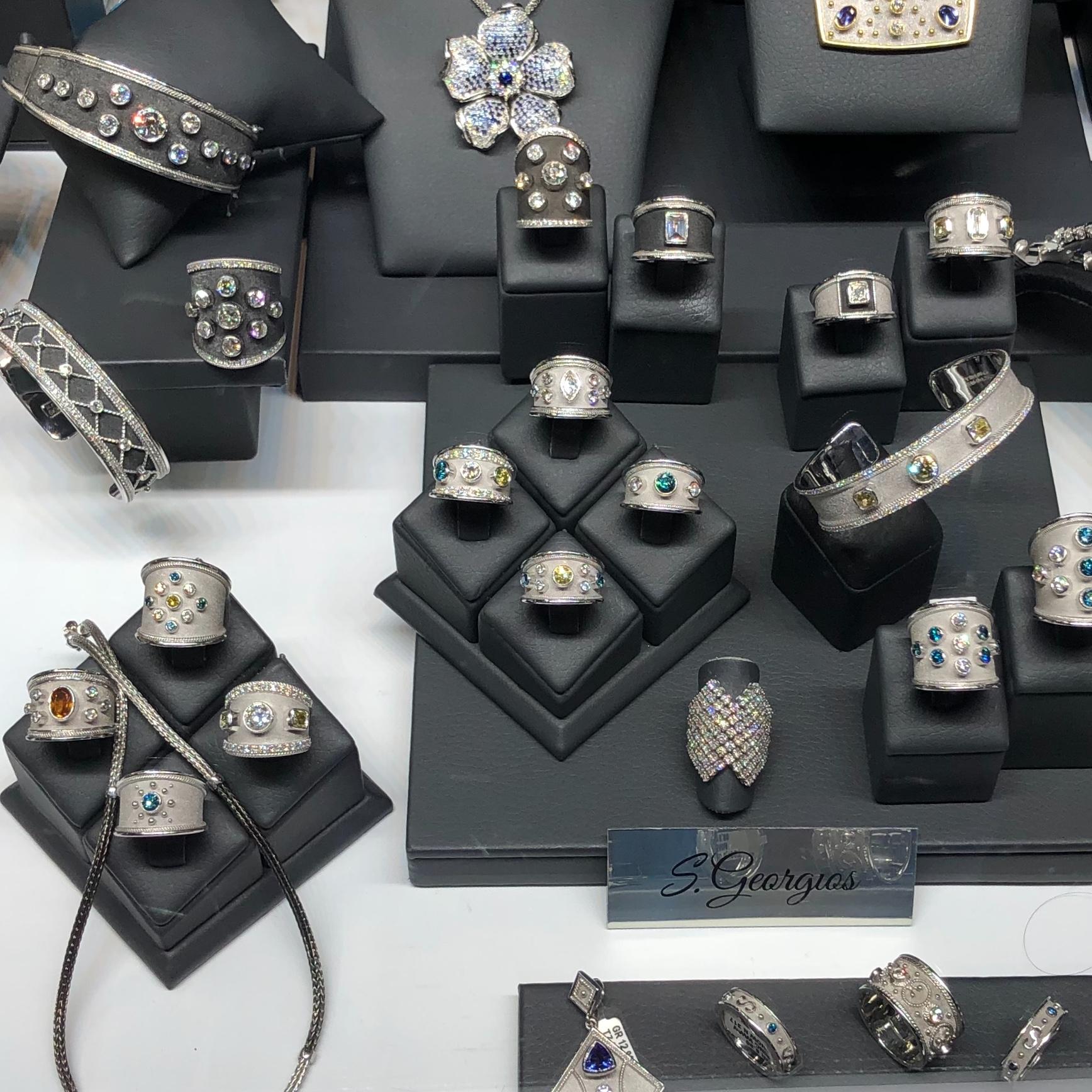 Georgios Collections Bracelet en or blanc 18 carats avec diamants jaunes et blancs en vente 7