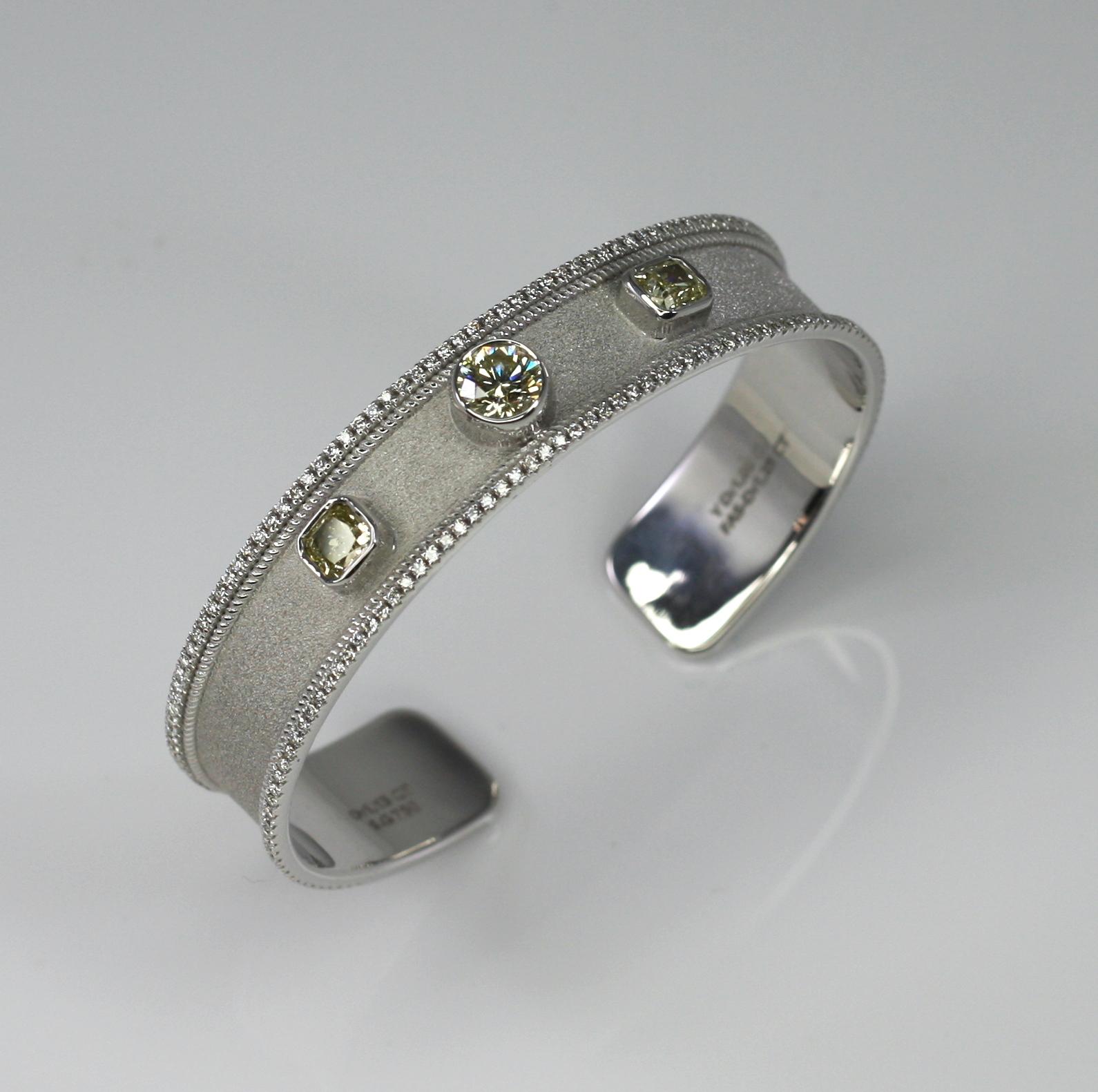 Le bracelet S.Georgios Designer est fabriqué à la main en or blanc 18 carats massif et décoré au microscope avec des fils d'or blanc et un fond en velours byzantin unique. Le bracelet présente un diamant jaune de fantaisie taille brillant de 1,15