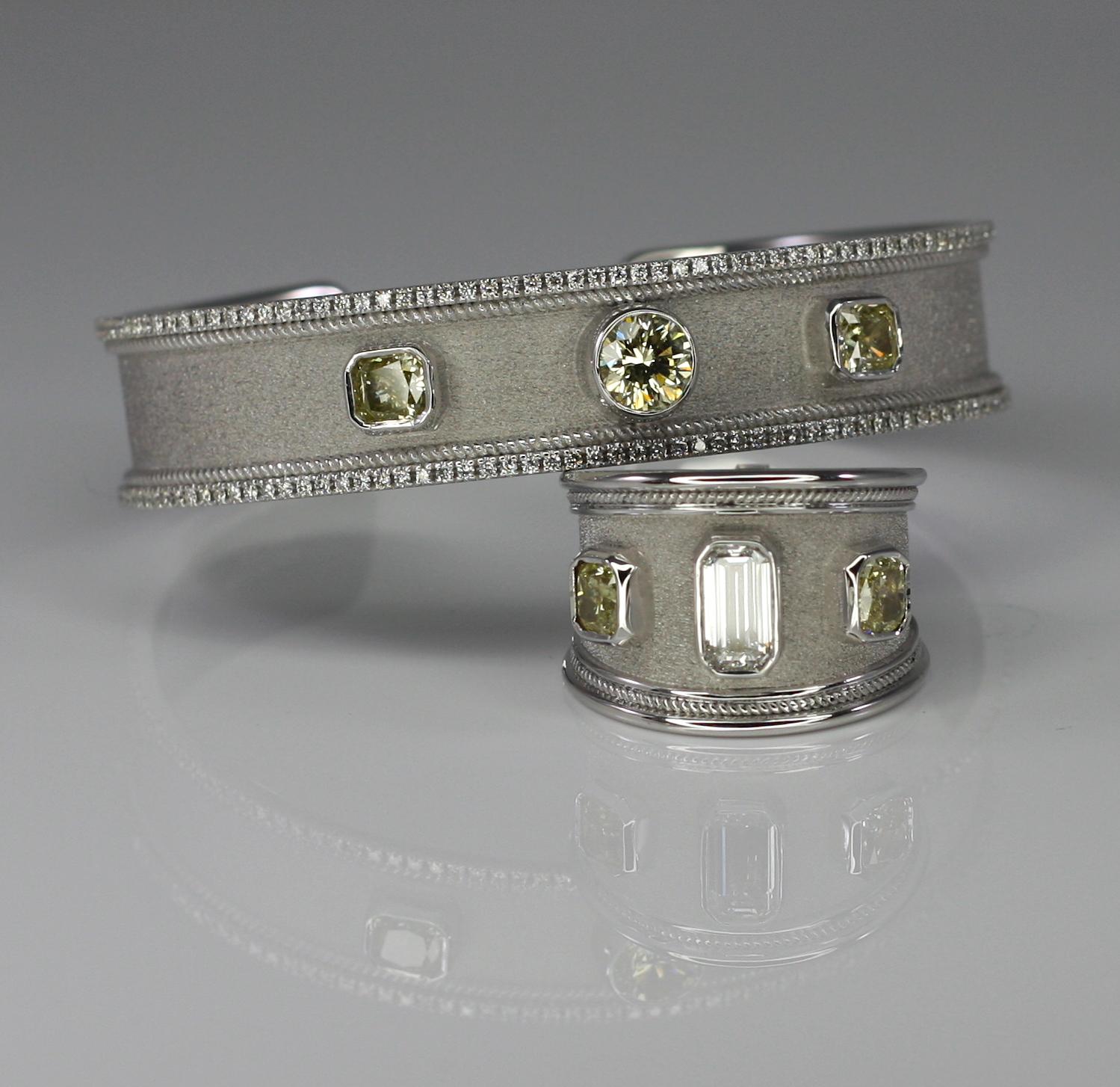 Taille ronde Georgios Collections Bracelet en or blanc 18 carats avec diamants jaunes et blancs en vente