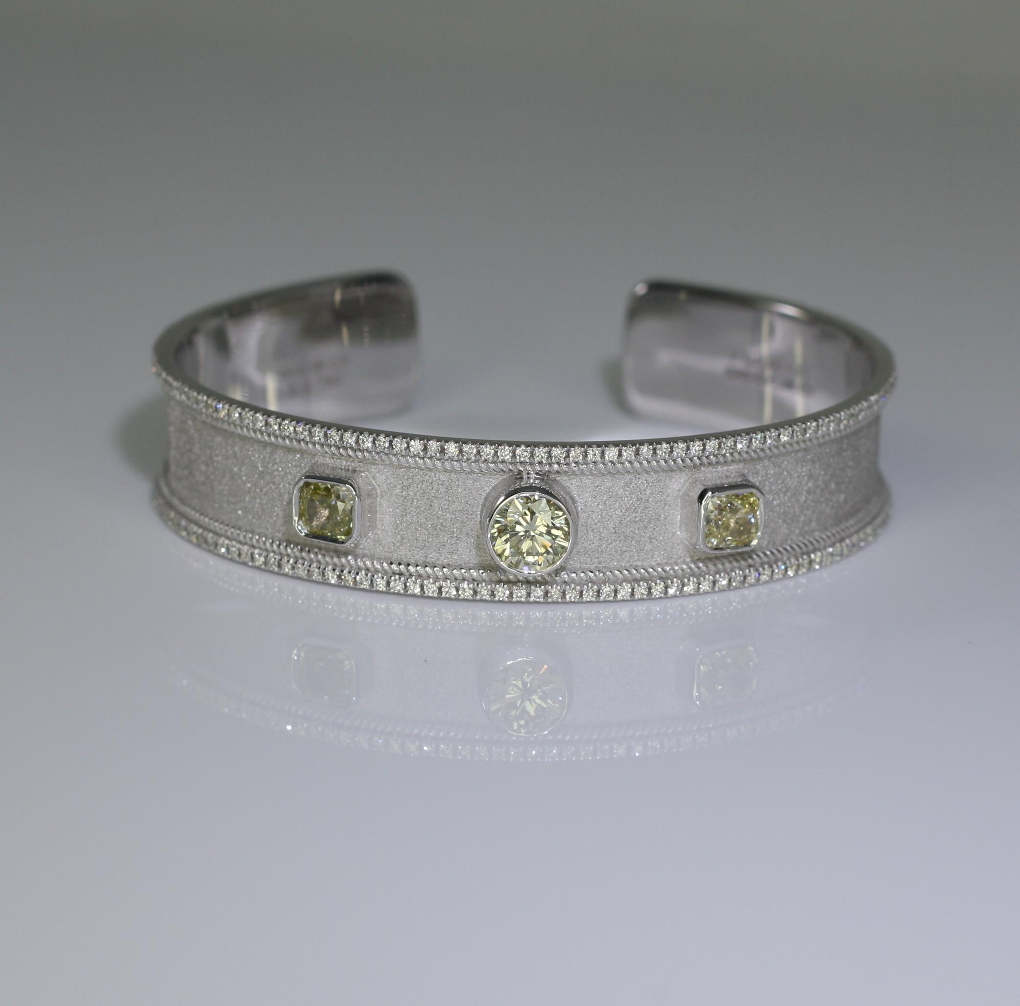 Georgios Collections Bracelet en or blanc 18 carats avec diamants jaunes et blancs en vente 1