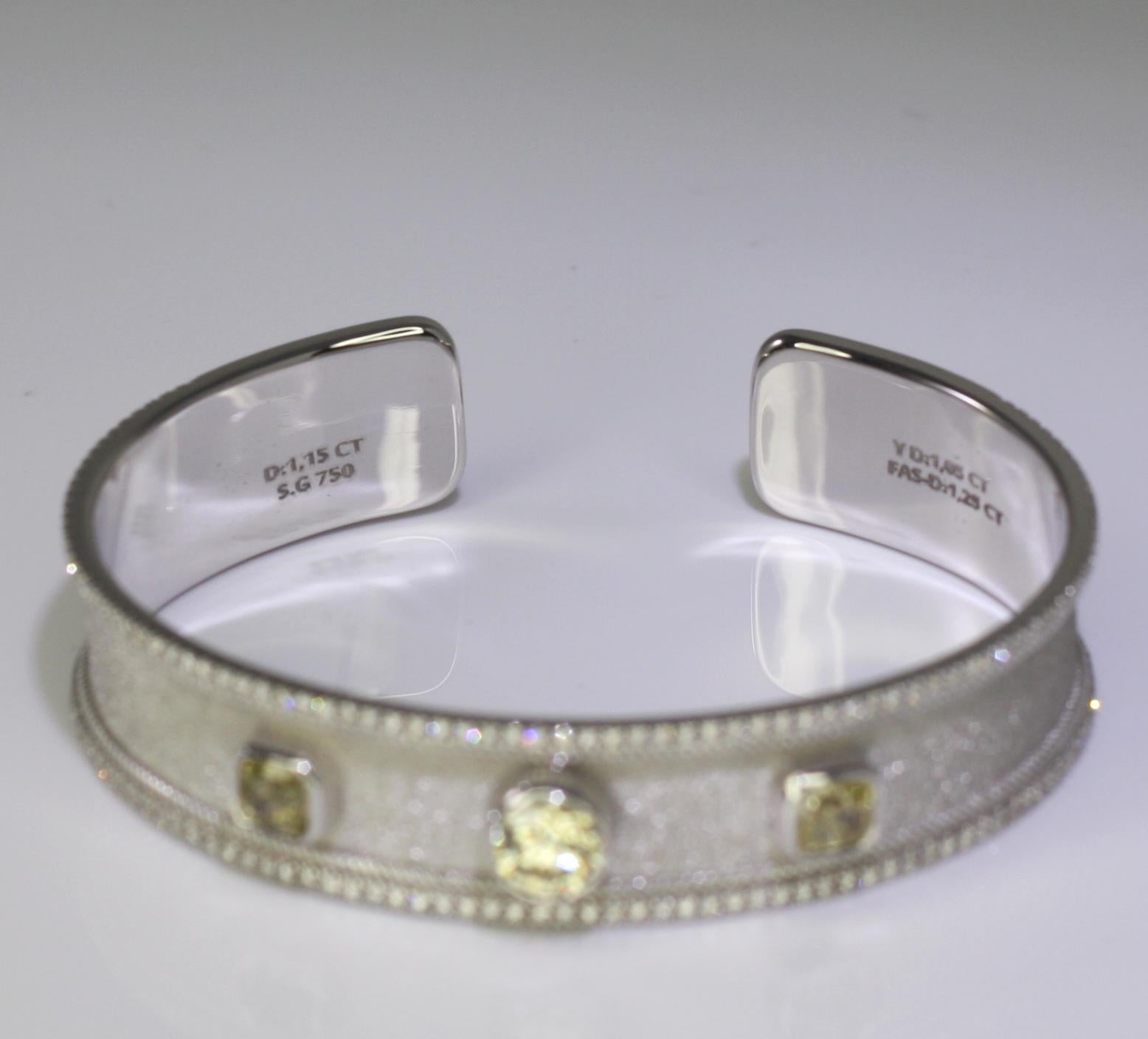 Georgios Collections Bracelet en or blanc 18 carats avec diamants jaunes et blancs en vente 2