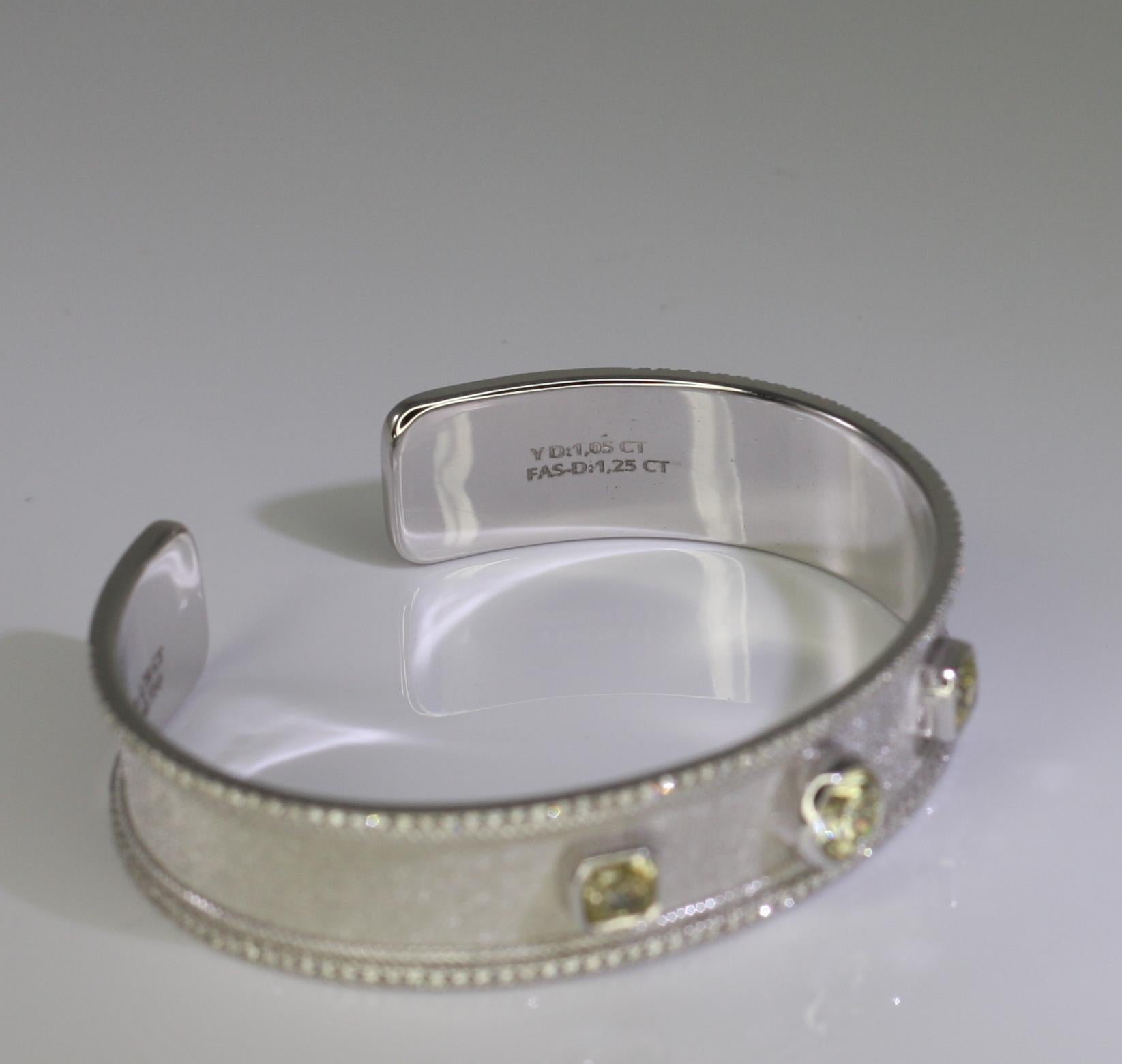 Georgios Collections Bracelet en or blanc 18 carats avec diamants jaunes et blancs en vente 3
