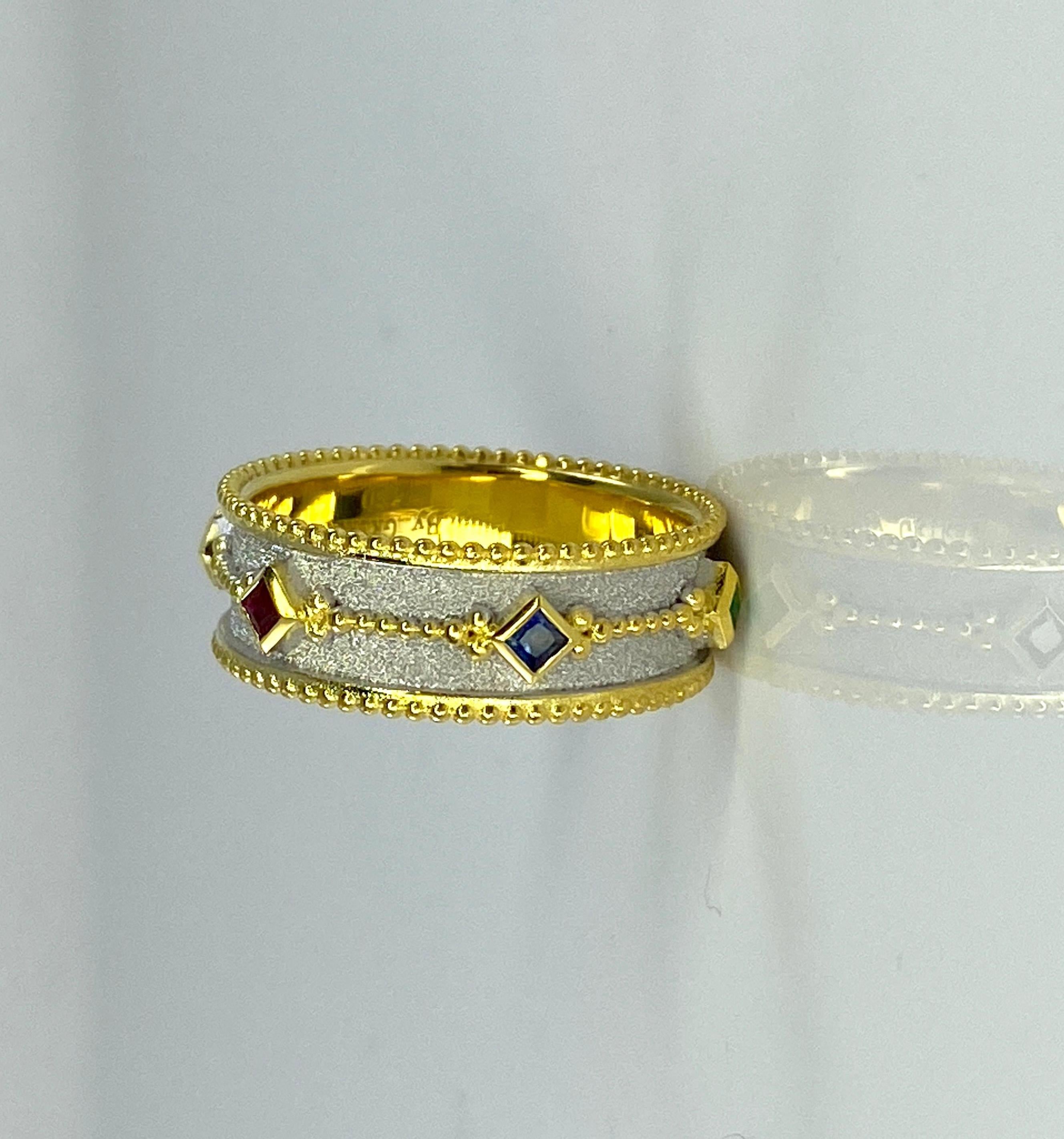 Taille ronde Georgios Collections Bague byzantine en or 18 carats avec rubis, saphir et émeraude en vente