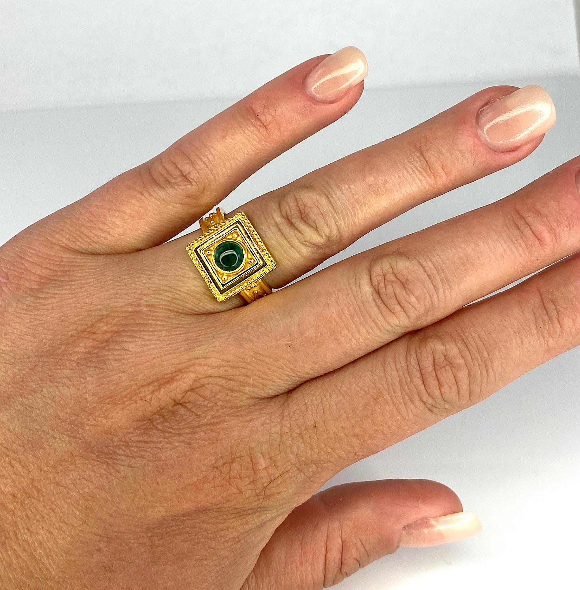Georgios Collections Bague en or 18 carats avec émeraude cabochon avec granulation en vente 6