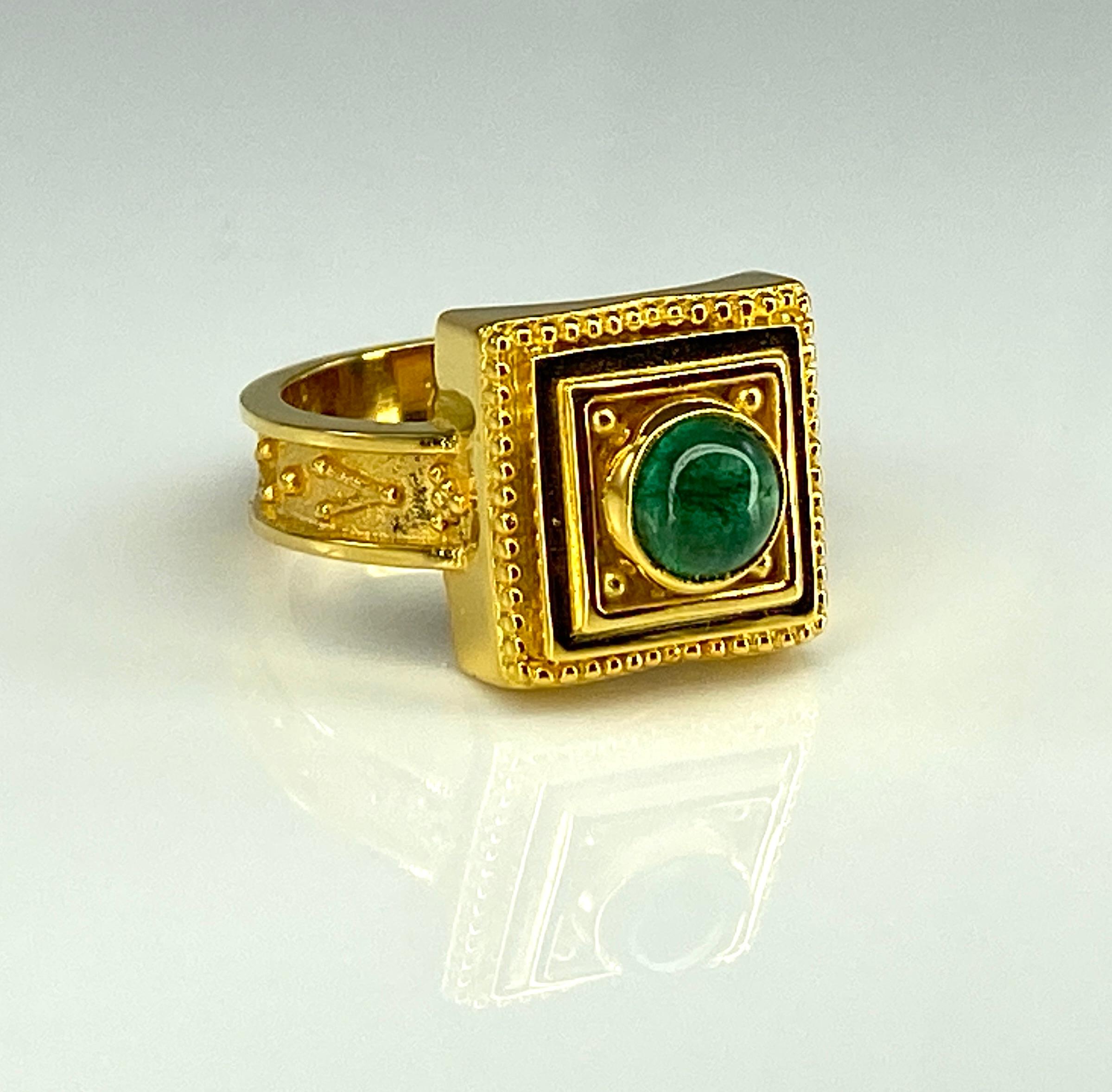 Georgios Collections Bague en or 18 carats avec émeraude cabochon avec granulation en vente 3