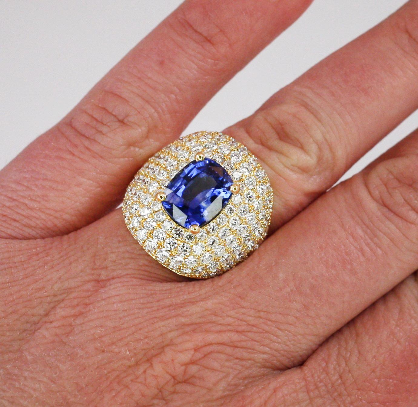 Taille ovale Georgios Collections Bague à large anneau en or 18 carats avec diamants et saphirs en vente