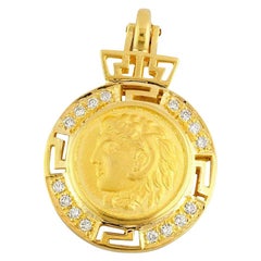 Pendentif grecque d'Alexander Collections en or 18 carats avec pièce de monnaie en diamants