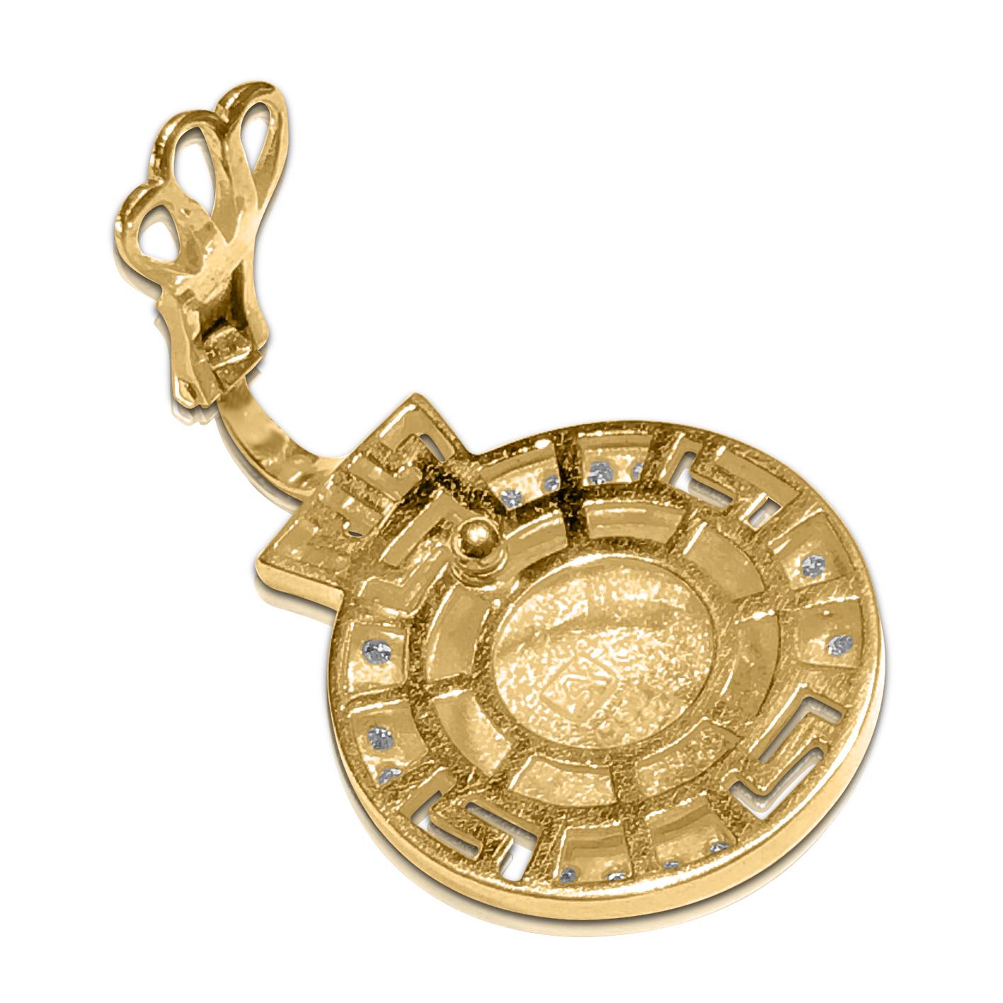 S.Georgios massiver 18 Karat Gelbgold Münzanhänger ist von Hand gefertigt und zeigt eine Goldmünze von Alexander dem Großen, (die Münze ist eine exakte Kopie des Originals) das Symbol der Stärke und hat Diamanten im Brillantschliff um die Münze