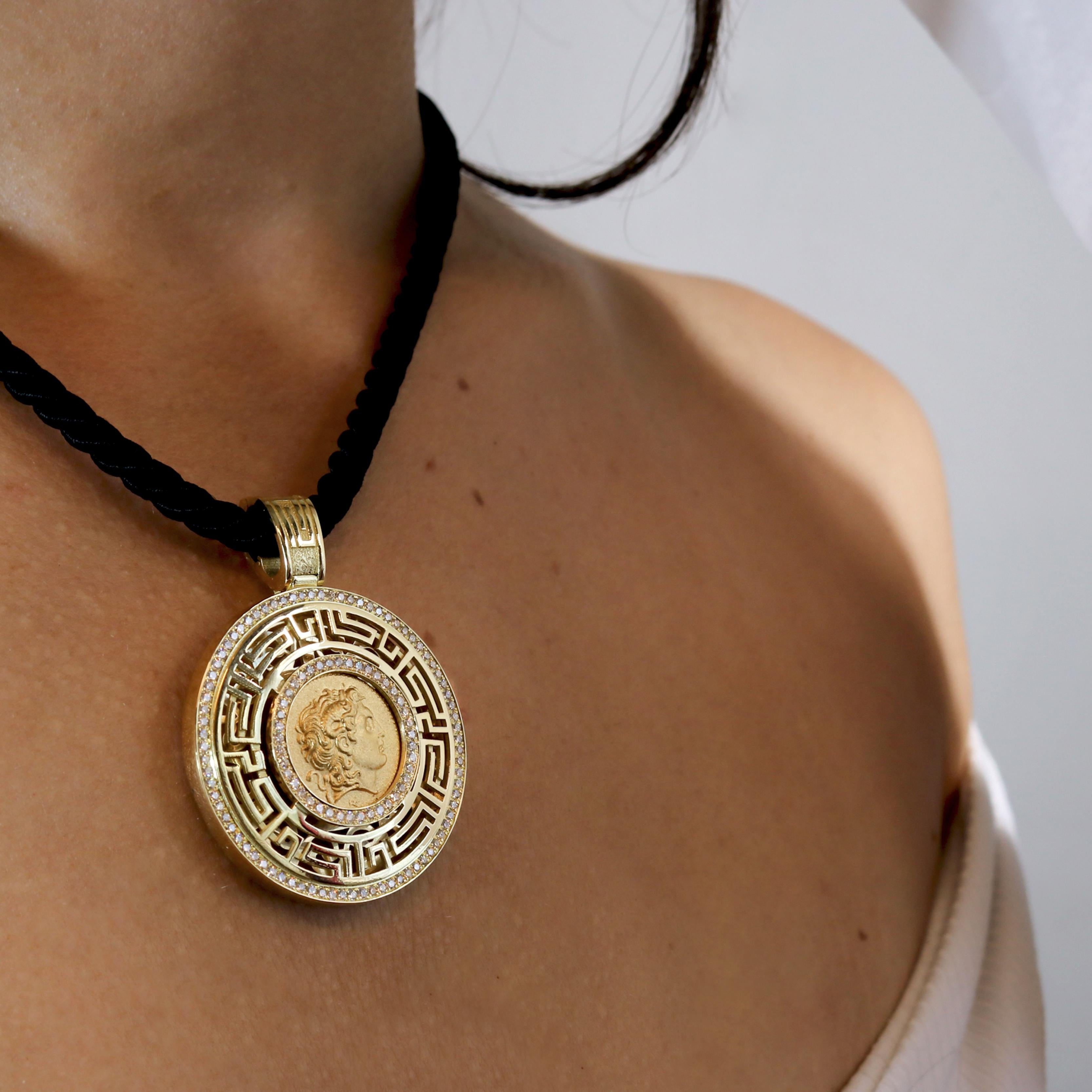 Georgios Collections Pendentif en or 18 carats en forme de pièce de monnaie d'Alexander avec Corde en vente 4
