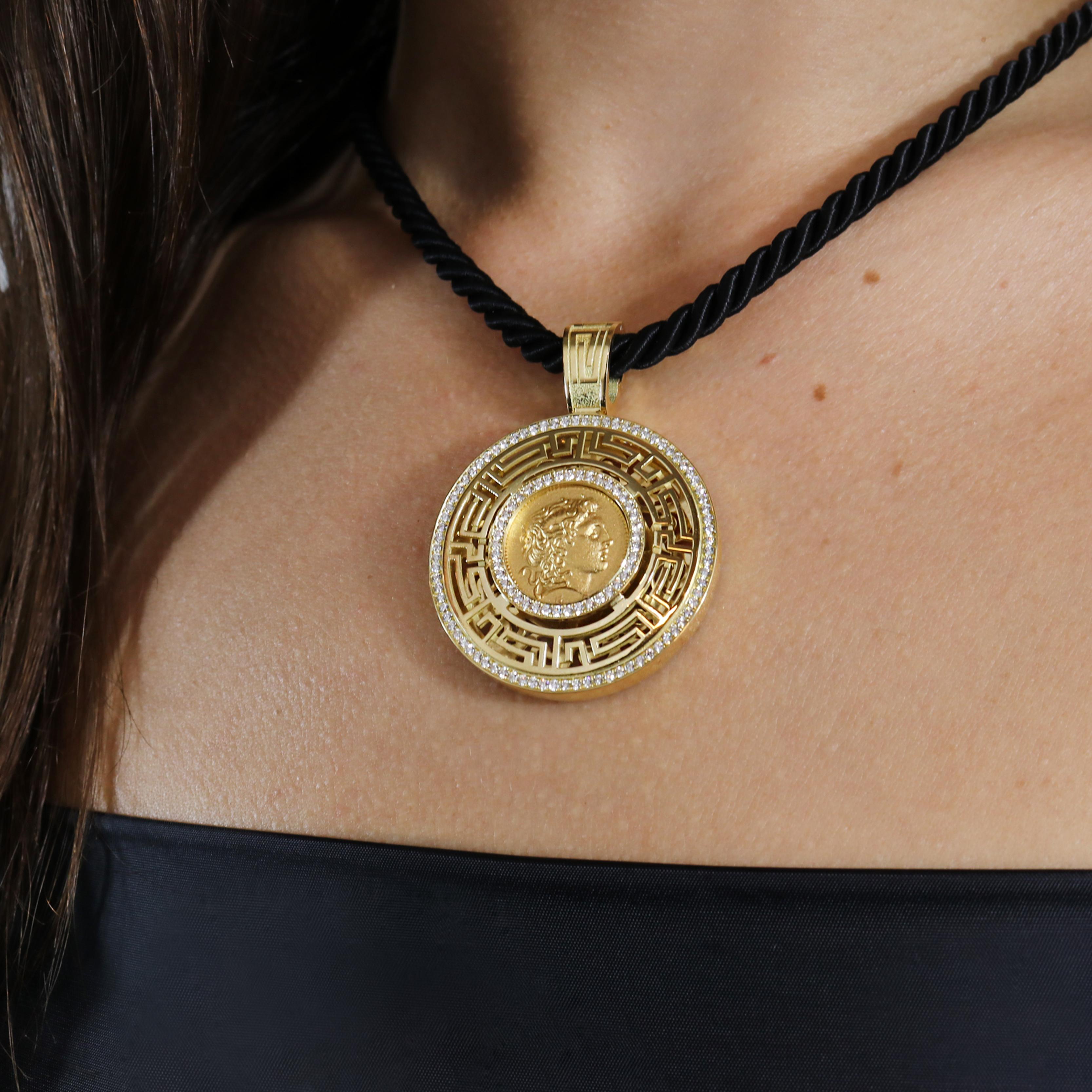 Georgios Collections Pendentif en or 18 carats en forme de pièce de monnaie d'Alexander avec Corde en vente 5
